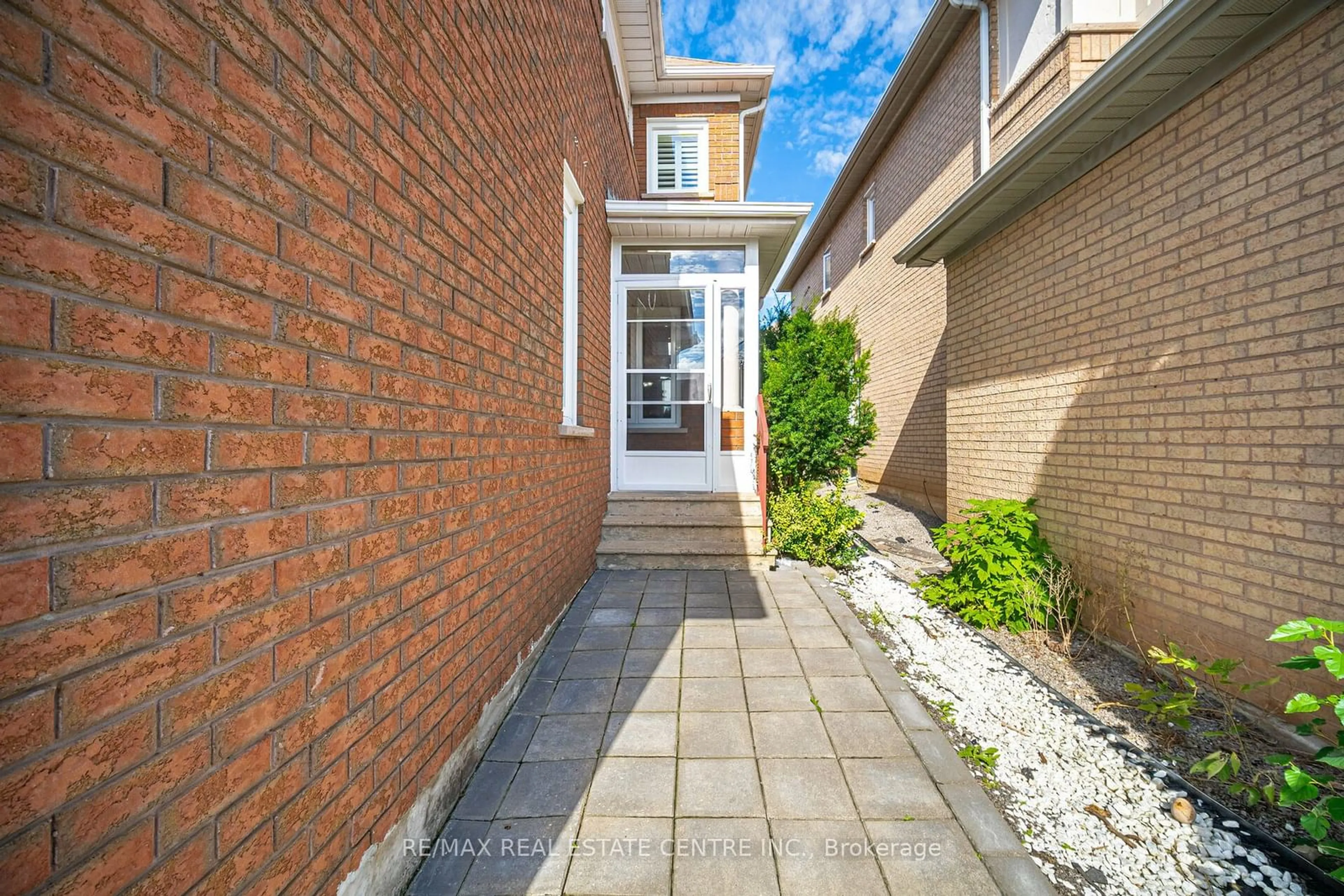 Home with brick exterior material, street for 2485 Strathmore Cres, Mississauga Ontario L5M 5K9