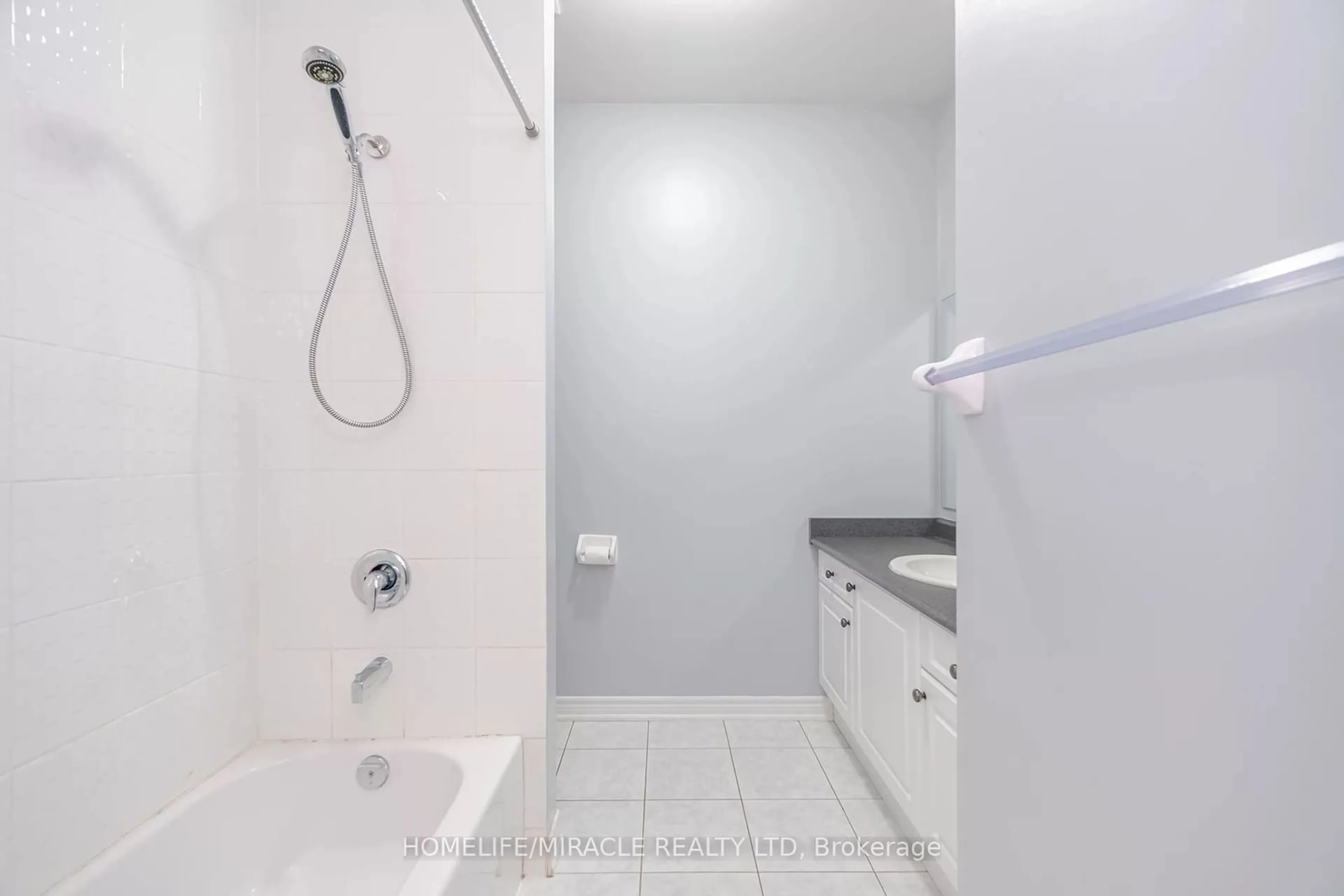 Standard bathroom, ceramic/tile floor for 93 Kempenfelt Tr, Brampton Ontario L7A 0Z9