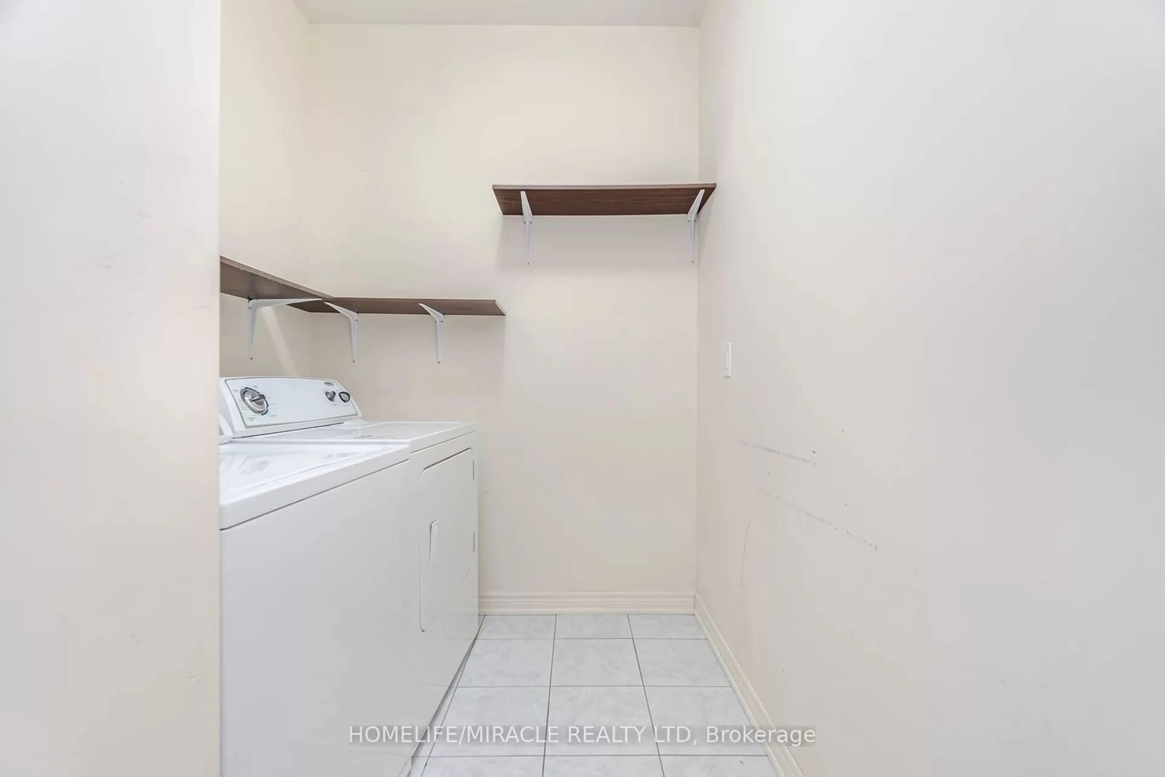 Laundry room for 93 Kempenfelt Tr, Brampton Ontario L7A 0Z9