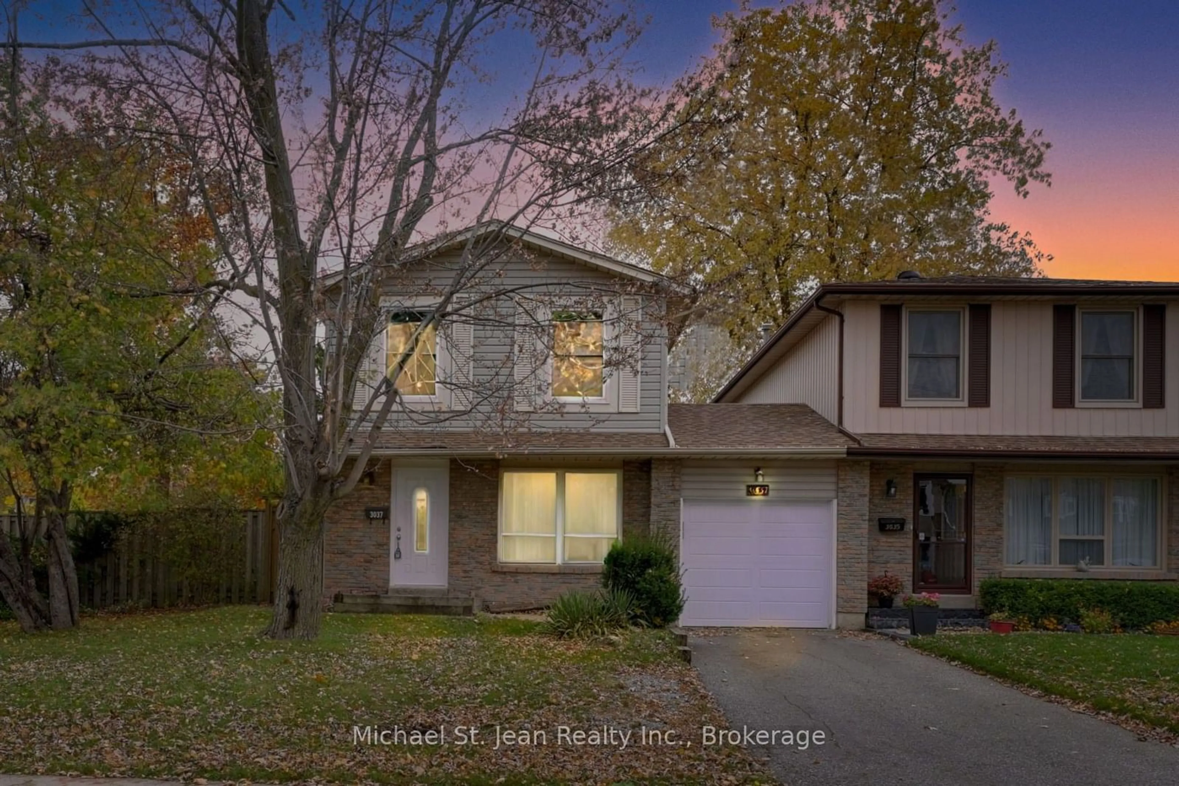 Home with vinyl exterior material, street for 3037 Oslo Cres, Mississauga Ontario L5N 1Z8