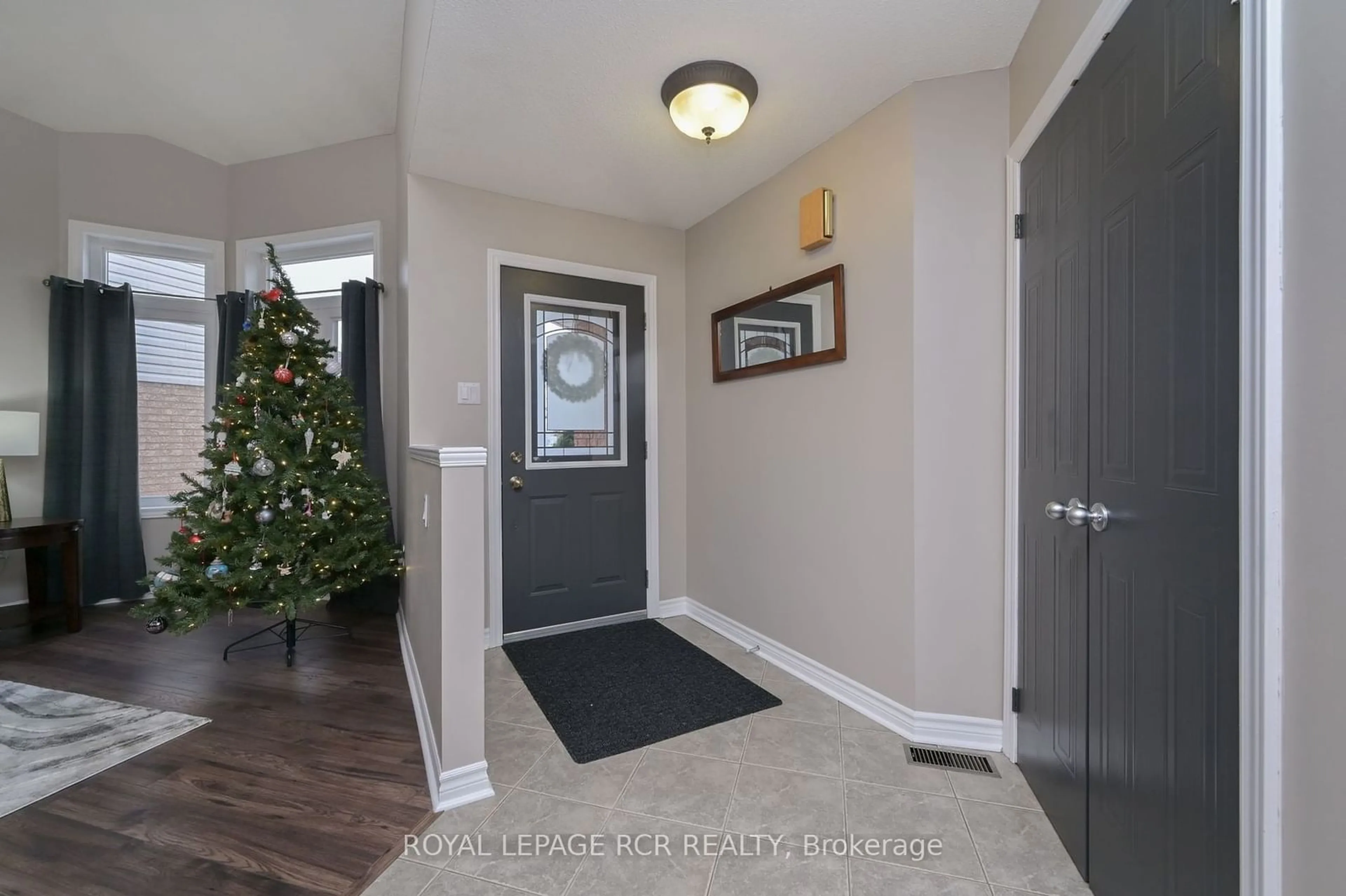 Indoor entryway for 19 Eastview Cres, Orangeville Ontario L9W 4X3