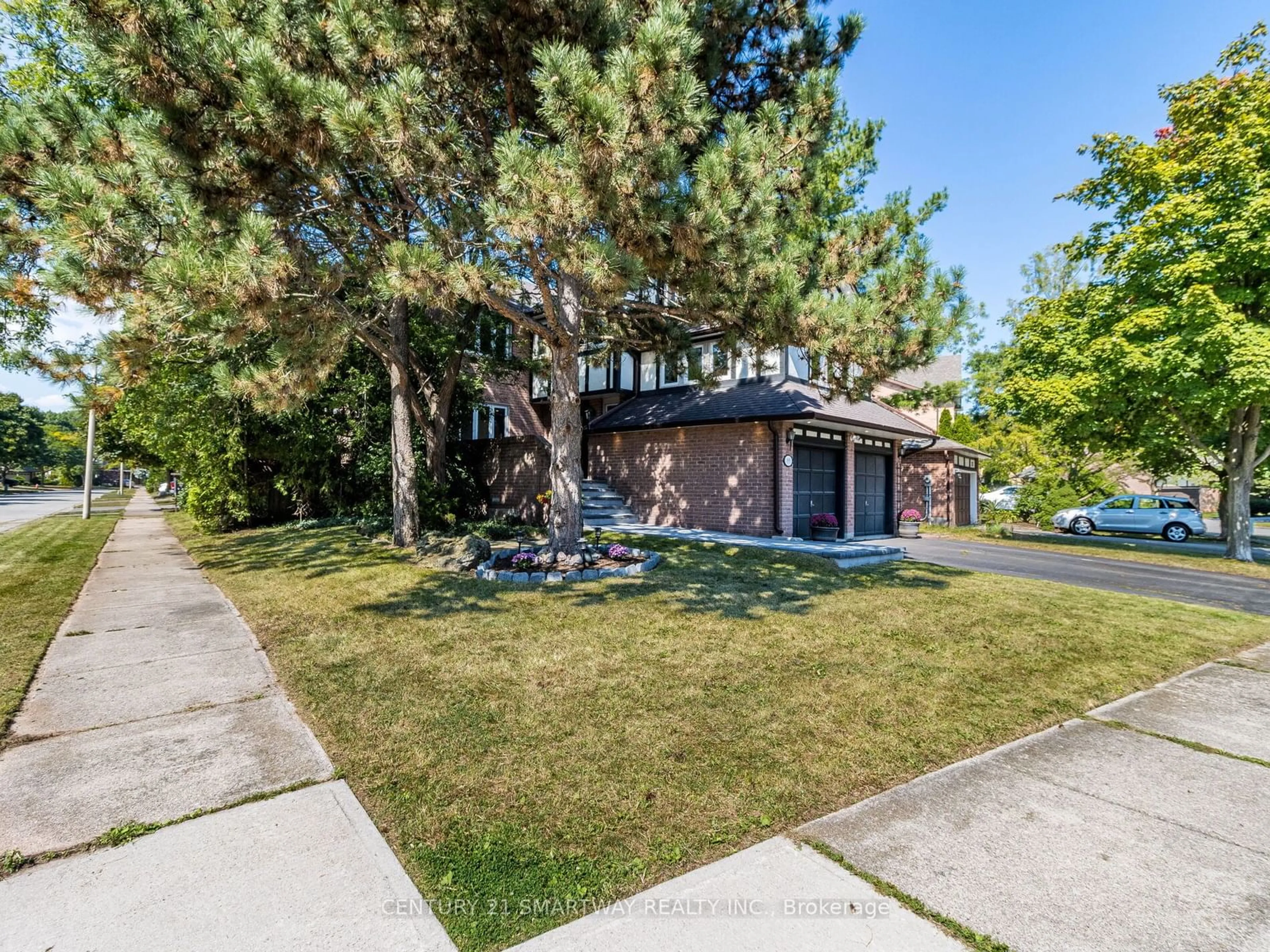 A pic from outside/outdoor area/front of a property/back of a property/a pic from drone, street for 195 Romain Cres, Oakville Ontario L6H 5A5