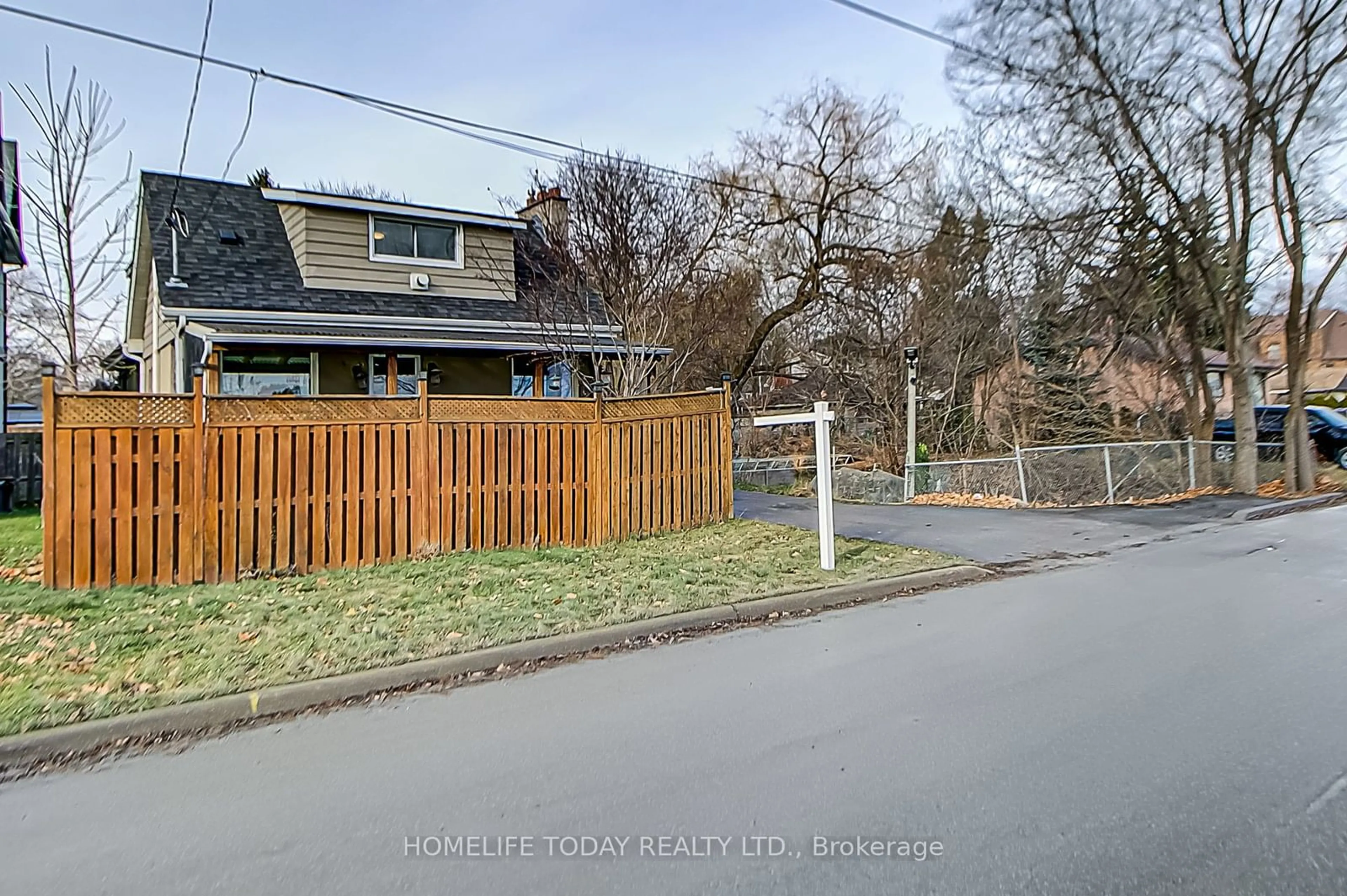 A pic from outside/outdoor area/front of a property/back of a property/a pic from drone, street for 1331 St. James Ave, Mississauga Ontario L5E 1J3