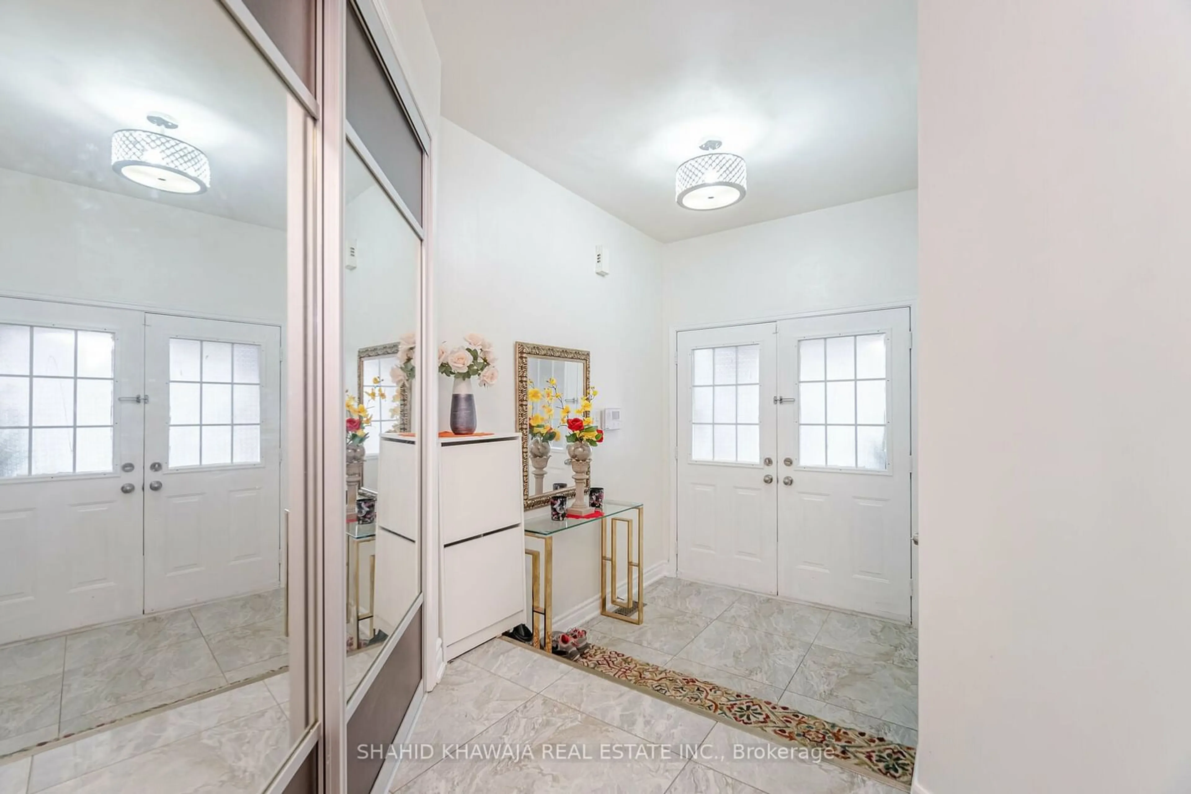 Indoor foyer for 5625 Annabelle Ave, Mississauga Ontario L5V 3A9