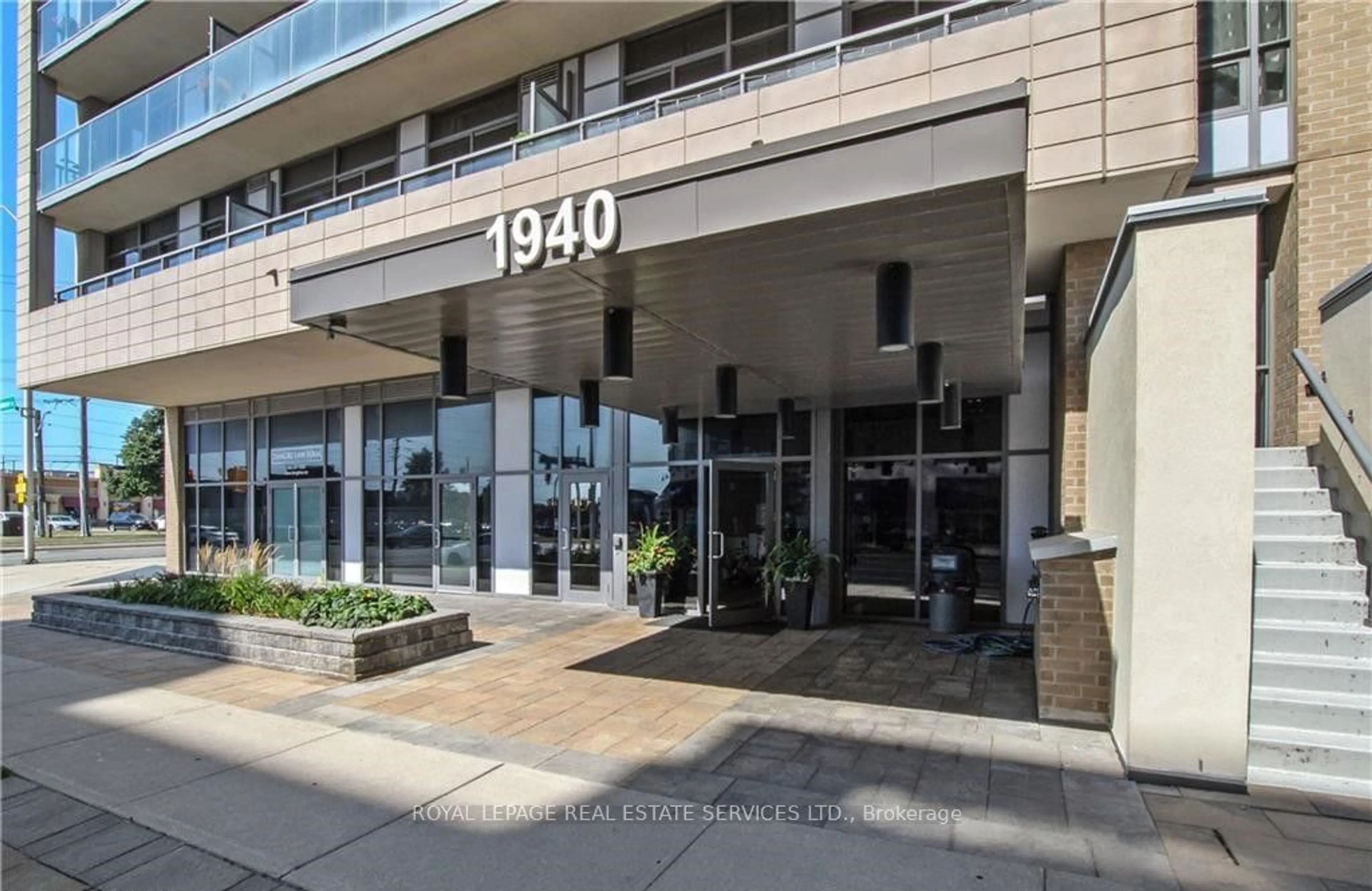 Indoor foyer for 1940 Ironstone Dr #709, Burlington Ontario L7L 0E4