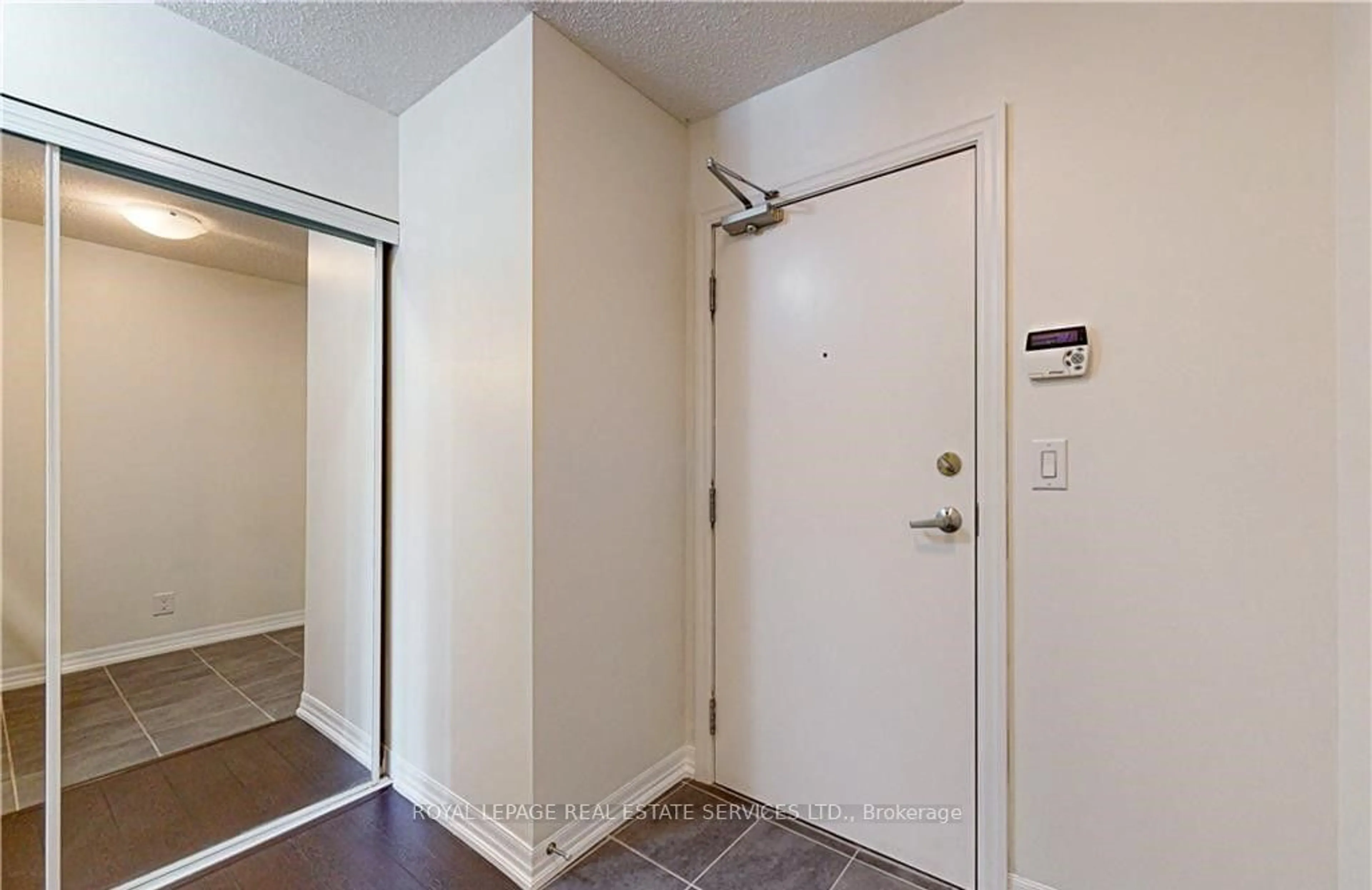 Indoor entryway for 1940 Ironstone Dr #709, Burlington Ontario L7L 0E4