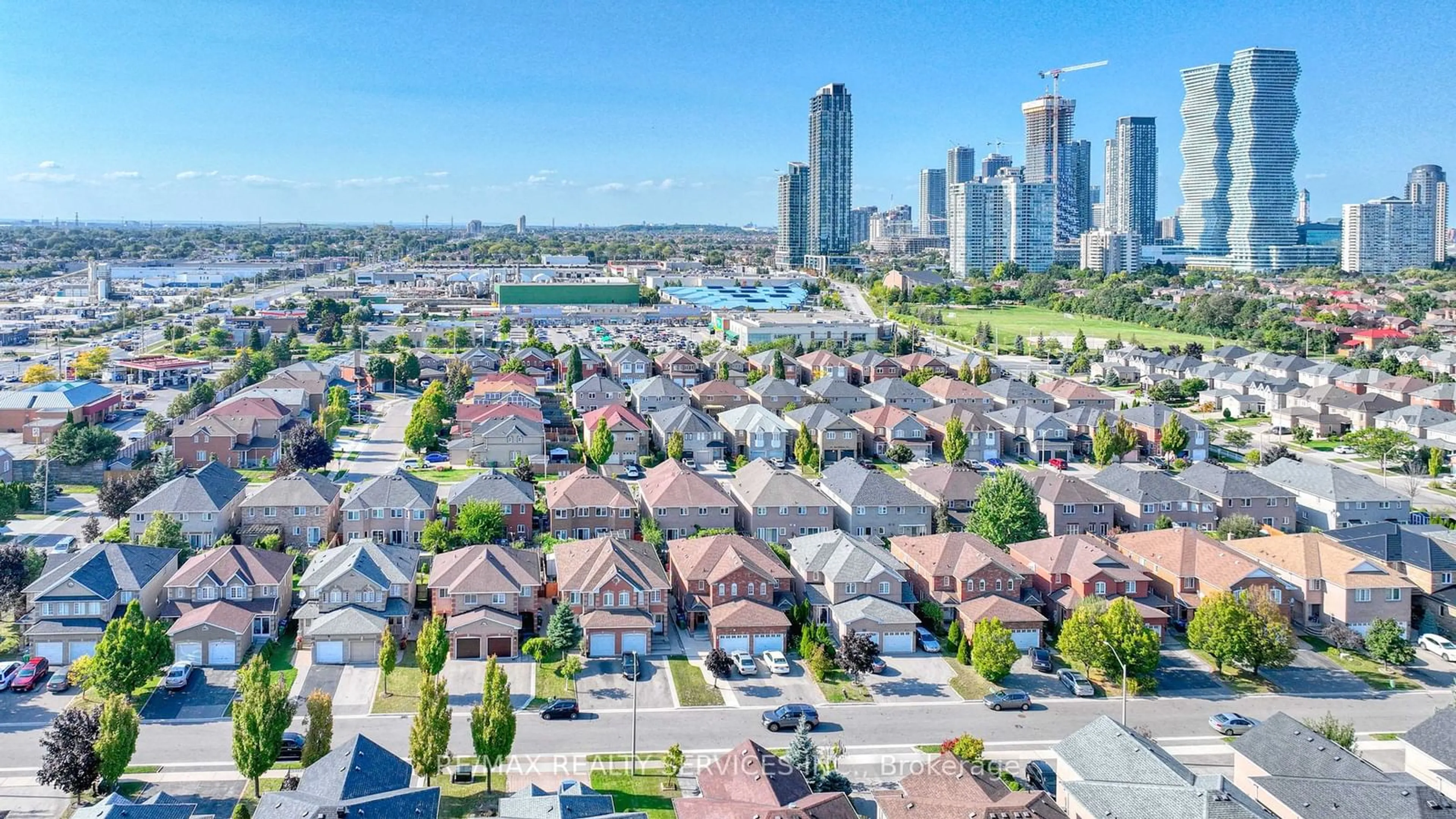 A pic from outside/outdoor area/front of a property/back of a property/a pic from drone, city buildings view from balcony for 598 Summer Park Cres, Mississauga Ontario L5B 4E9