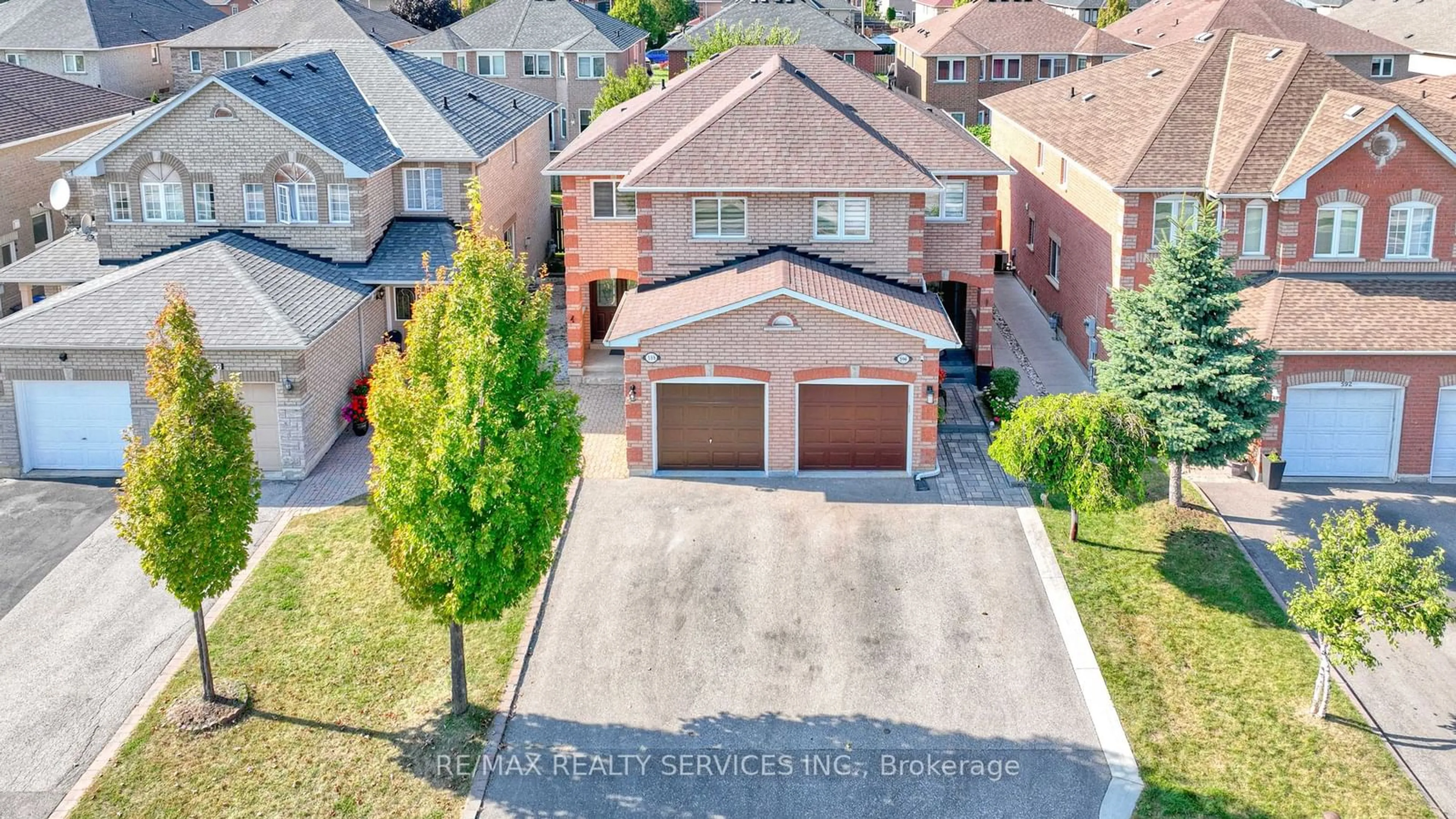 A pic from outside/outdoor area/front of a property/back of a property/a pic from drone, street for 598 Summer Park Cres, Mississauga Ontario L5B 4E9