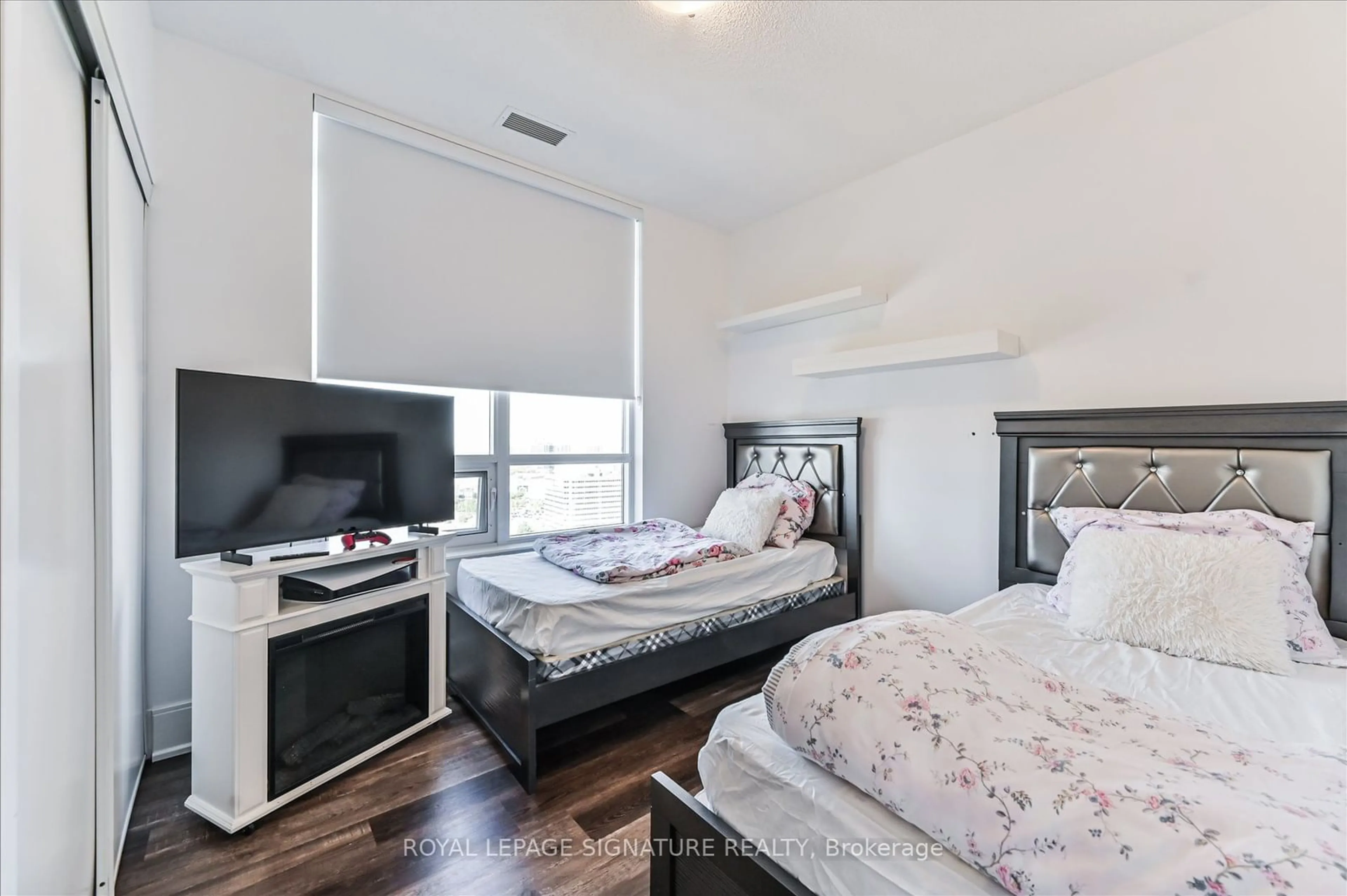 A pic of a room for 330 Burnhamthorpe Rd #2304, Mississauga Ontario L5B 0E1