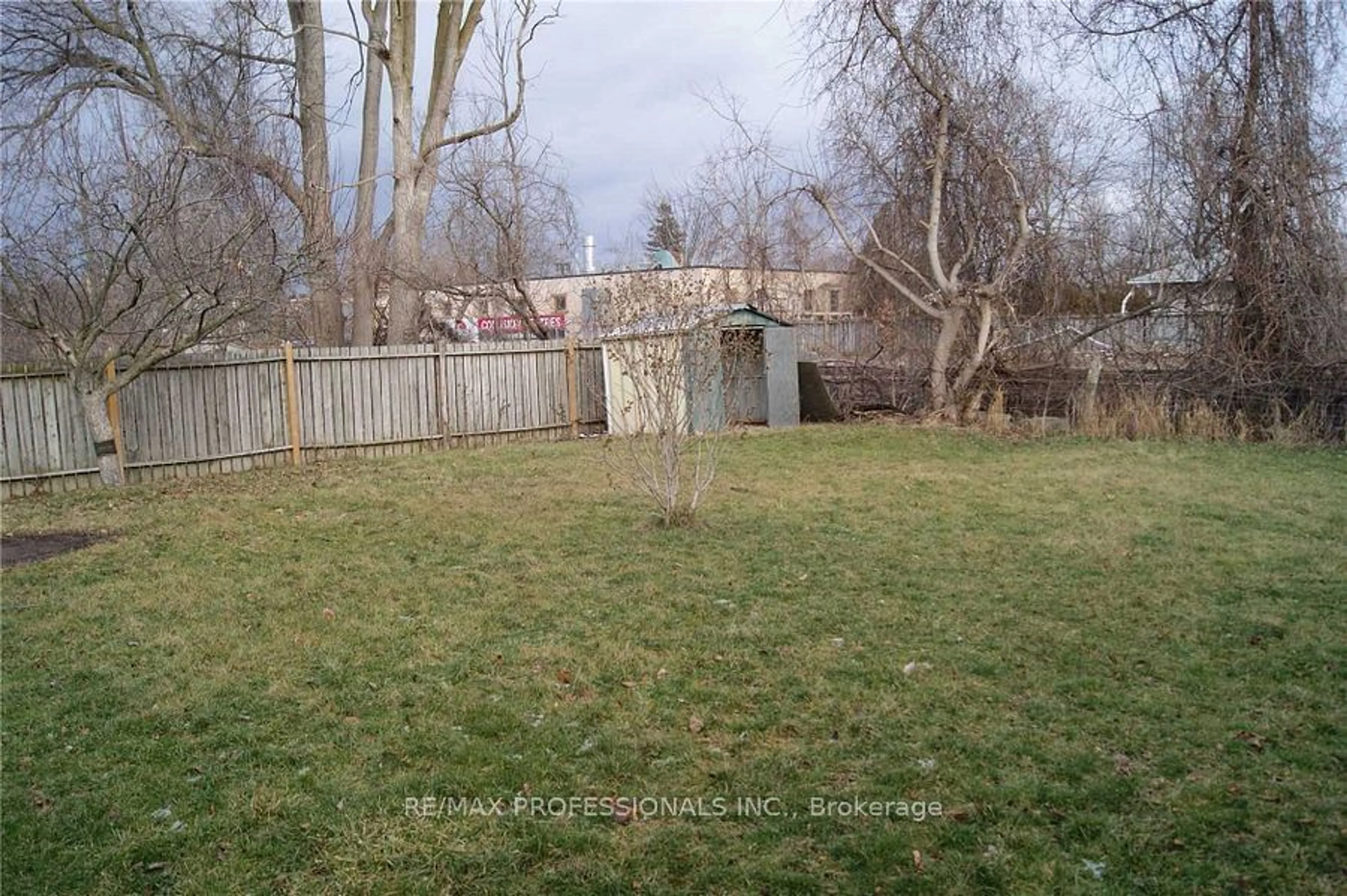 Shed for 900 Fourth St, Mississauga Ontario L5E 1J6