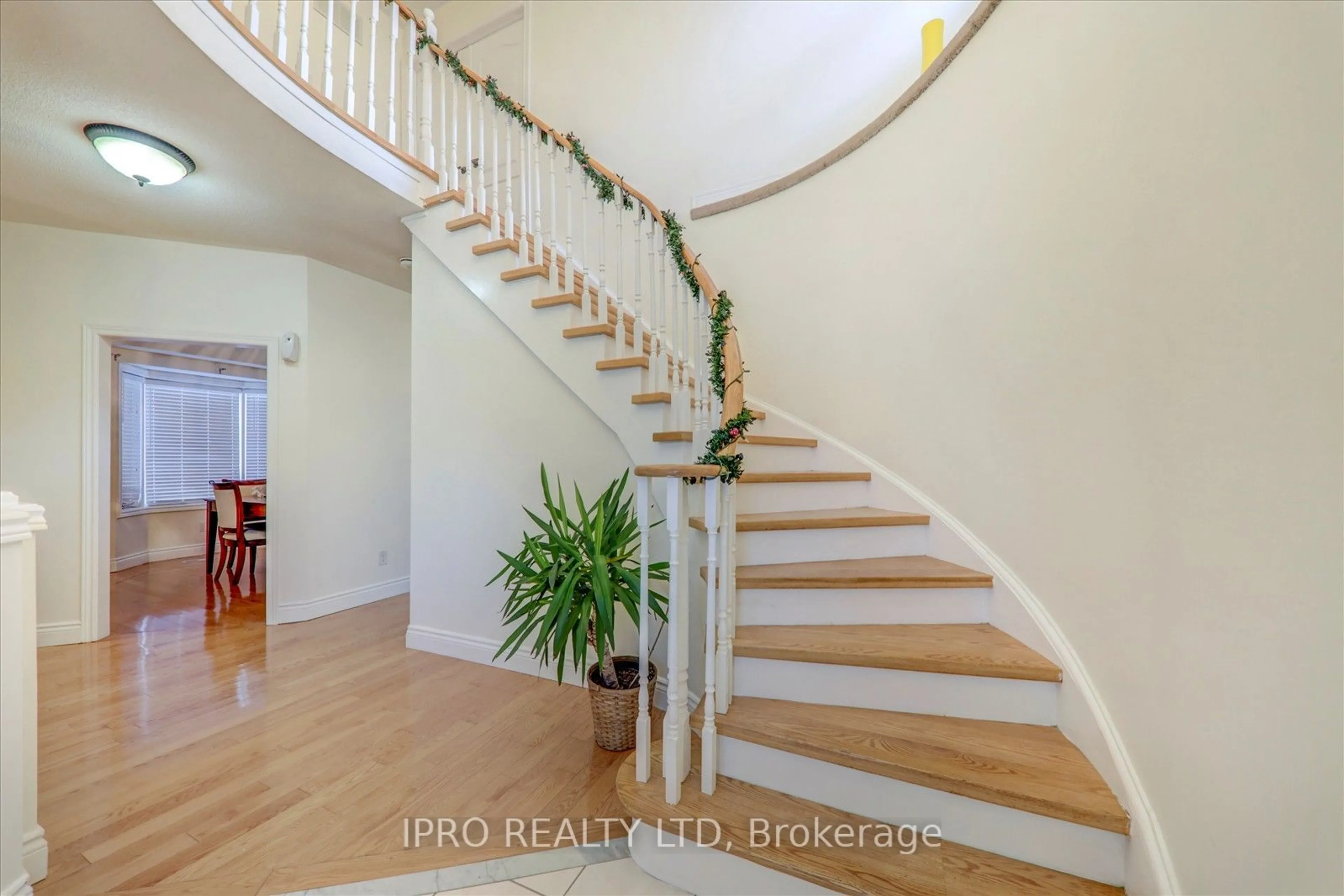 Indoor entryway for 14 Twin Willow Cres, Brampton Ontario L7A 1K1