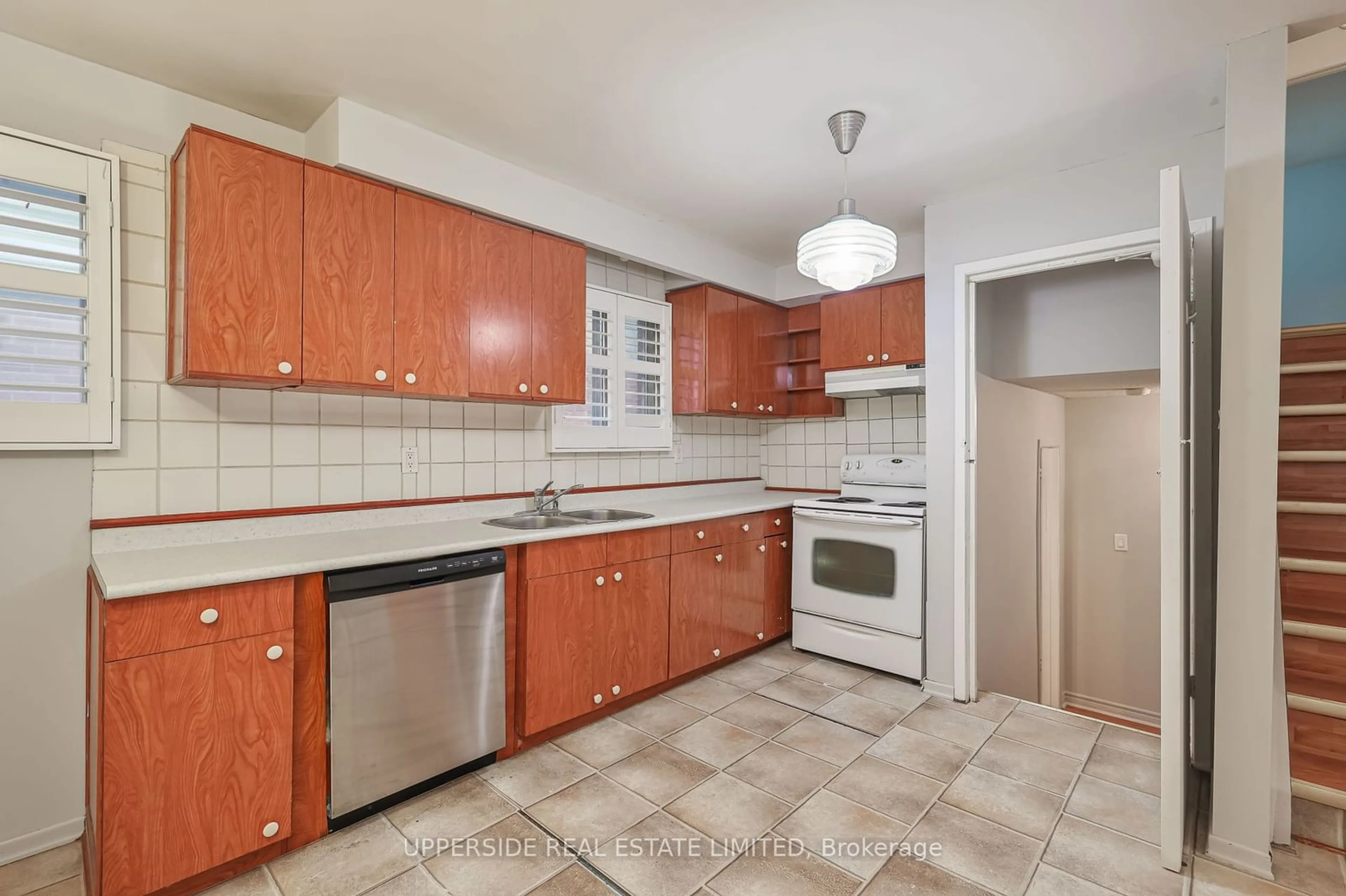 Standard kitchen, unknown for 38 Newlyn Cres, Brampton Ontario L6V 3A7