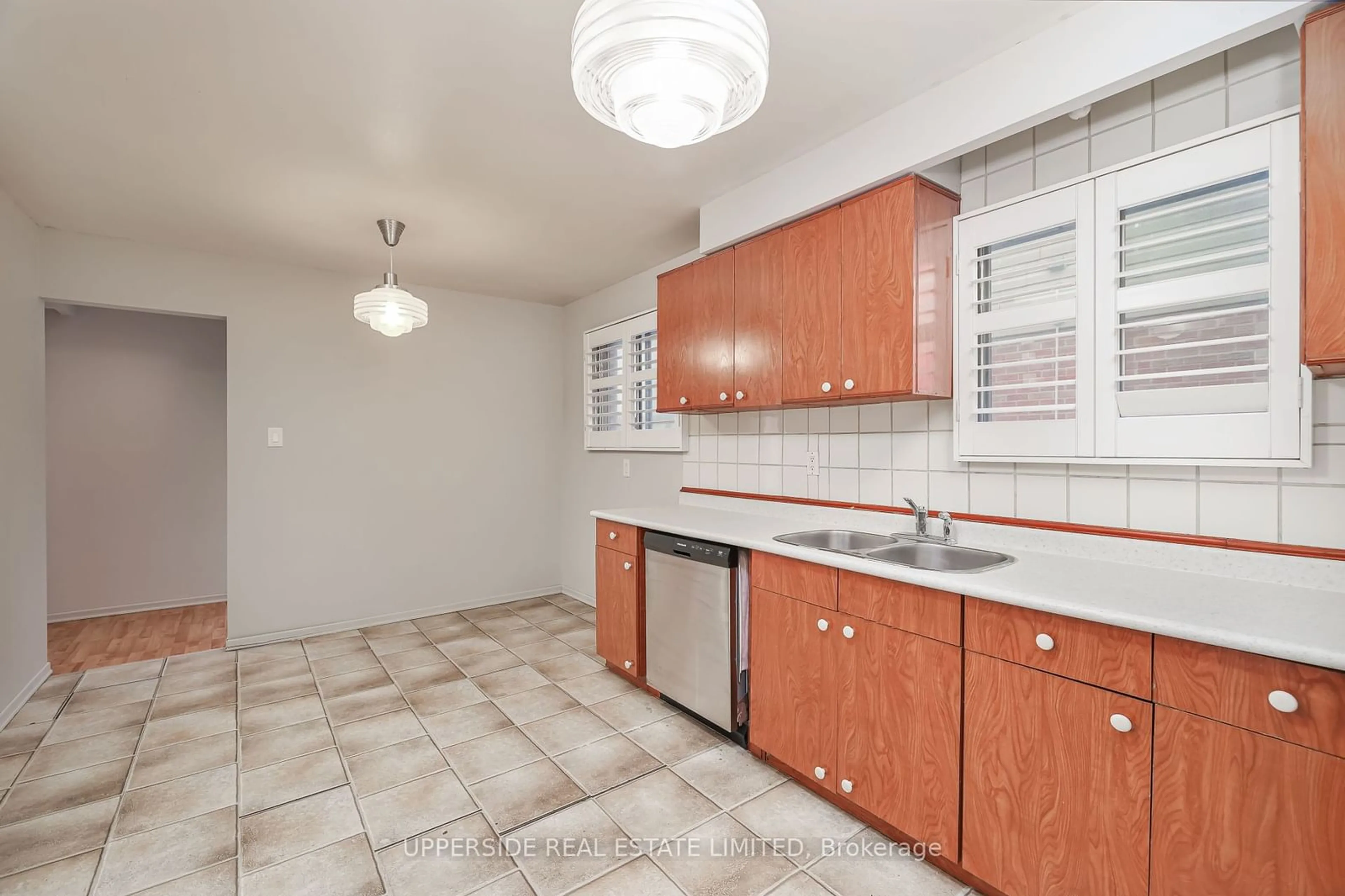 Standard kitchen, unknown for 38 Newlyn Cres, Brampton Ontario L6V 3A7