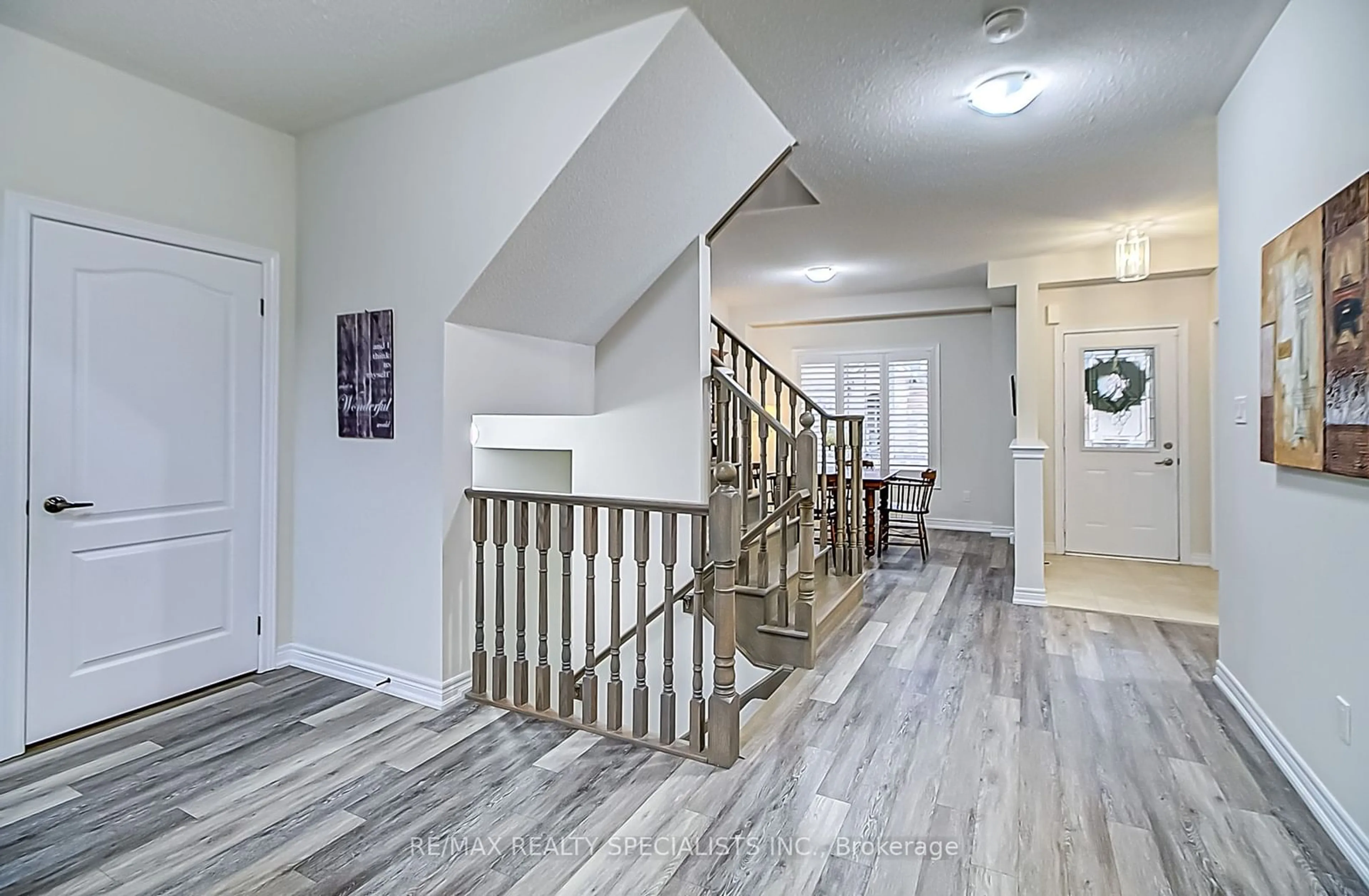 Indoor foyer for 4 Alamode Rd, Brampton Ontario L6R 3Z8