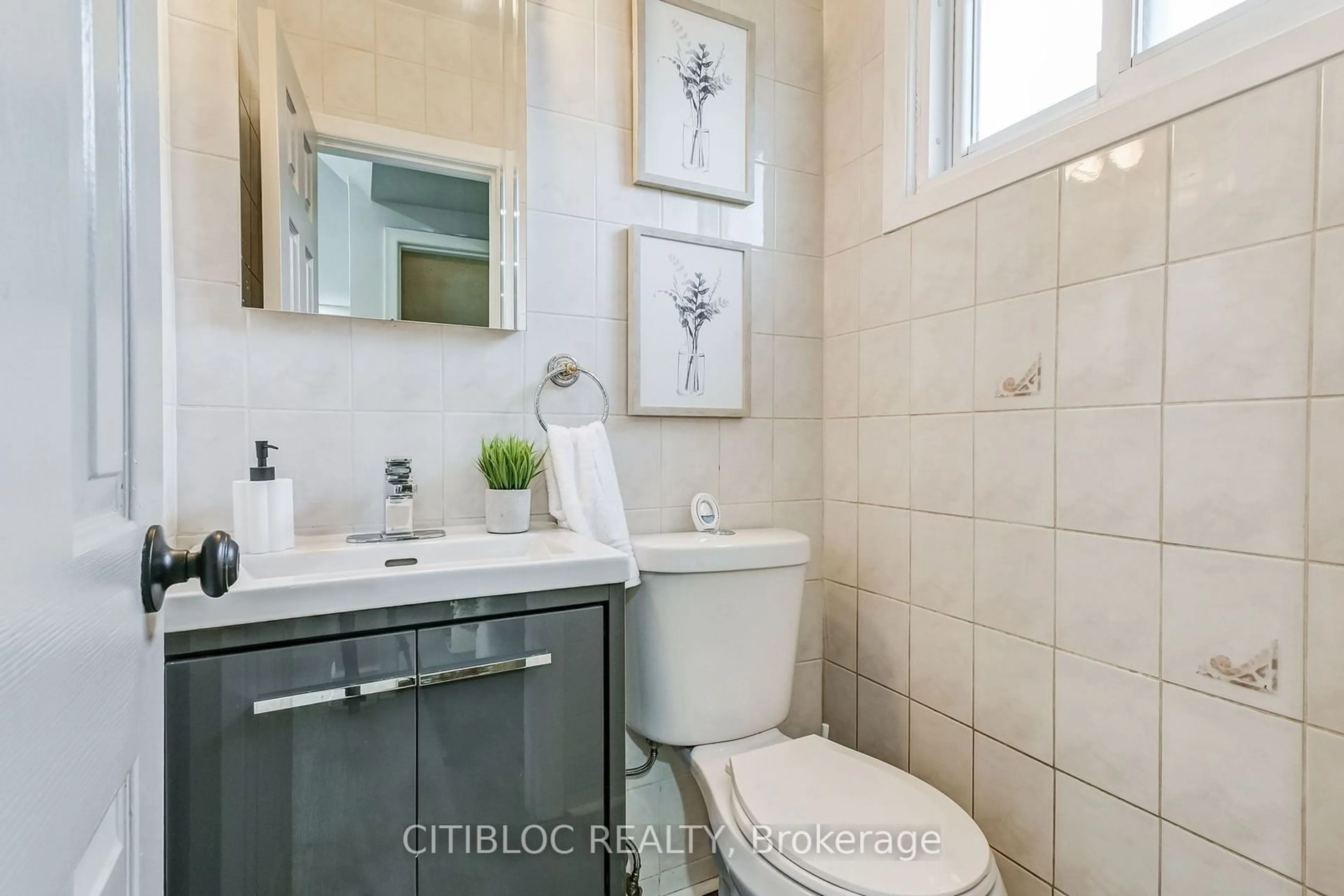 Standard bathroom, ceramic/tile floor for 28 Navenby Cres, Toronto Ontario M9L 1B2