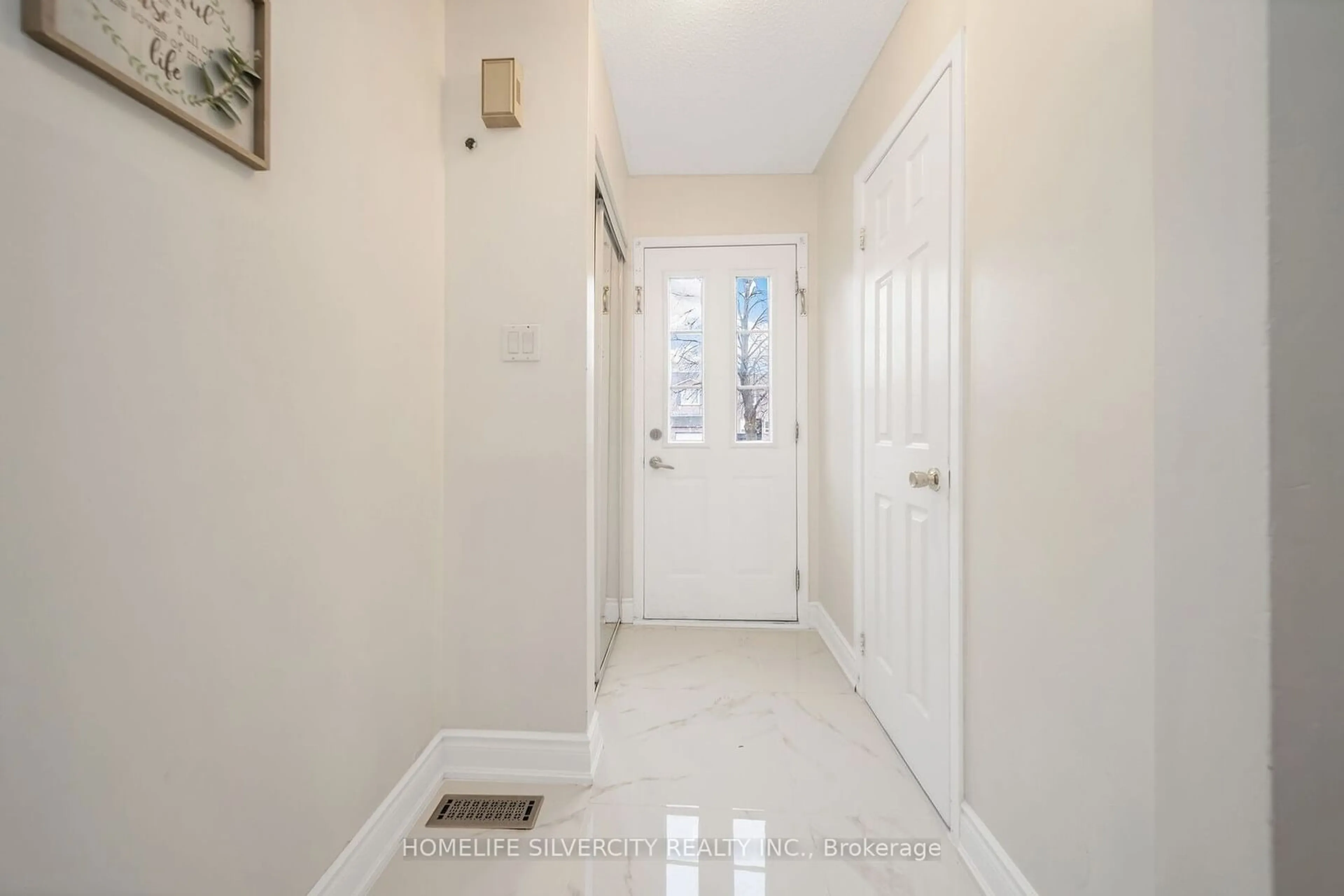 Indoor entryway for 61 Cutters Cres, Brampton Ontario L6Y 4M2