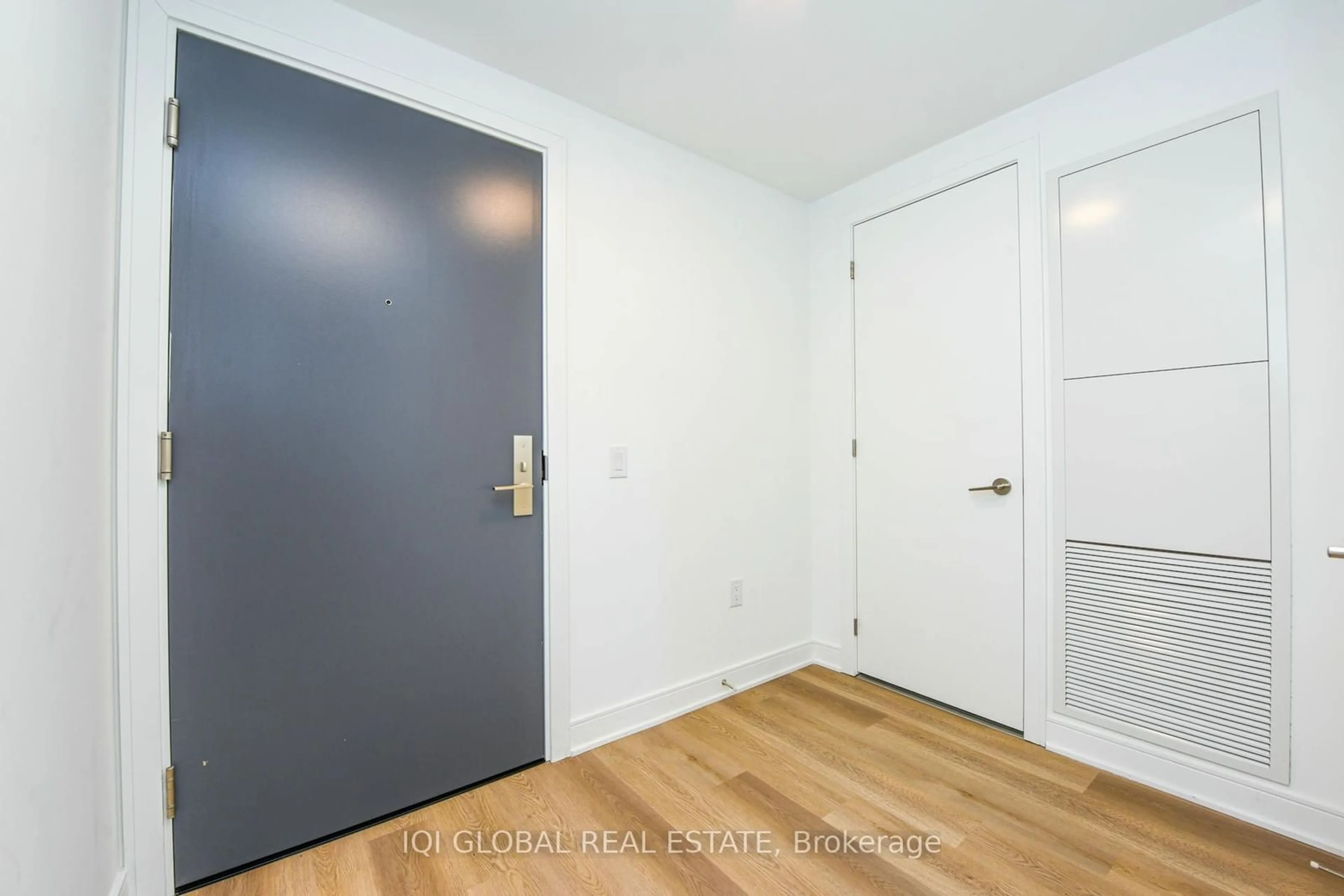 Indoor entryway for 86 Dundas St #418, Mississauga Ontario L5A 1W4