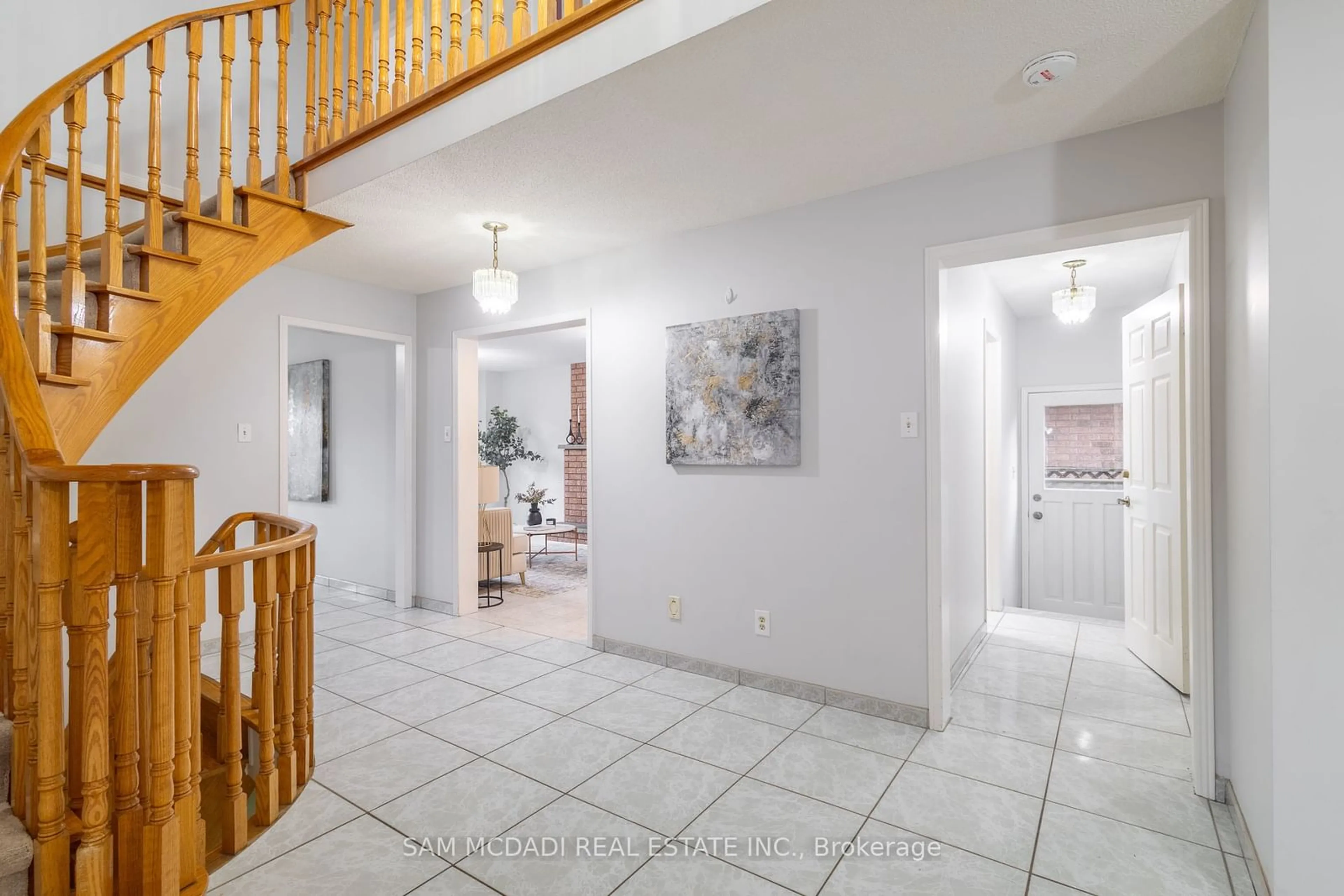 Indoor foyer for 2093 The Chase, Mississauga Ontario L5M 3B8