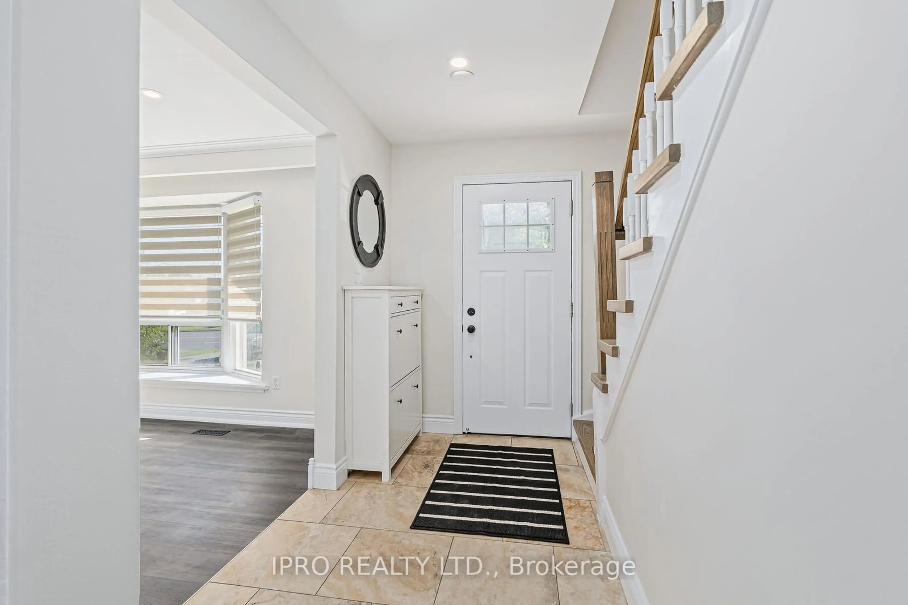 Indoor entryway for 131 Mountainview Rd, Halton Hills Ontario L7G 4K2