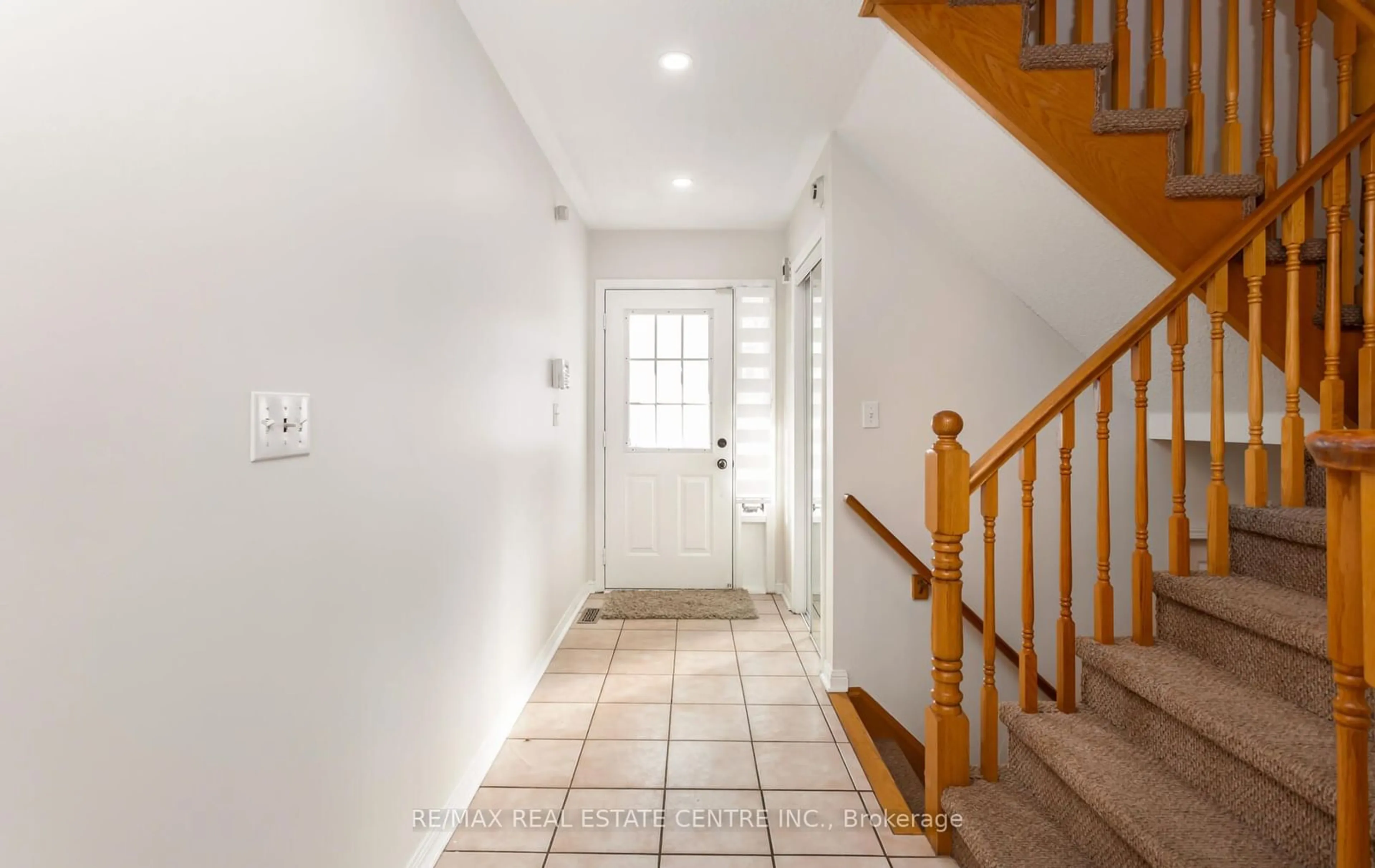 Indoor foyer for 1096 Barclay Circ, Milton Ontario L9T 5W4