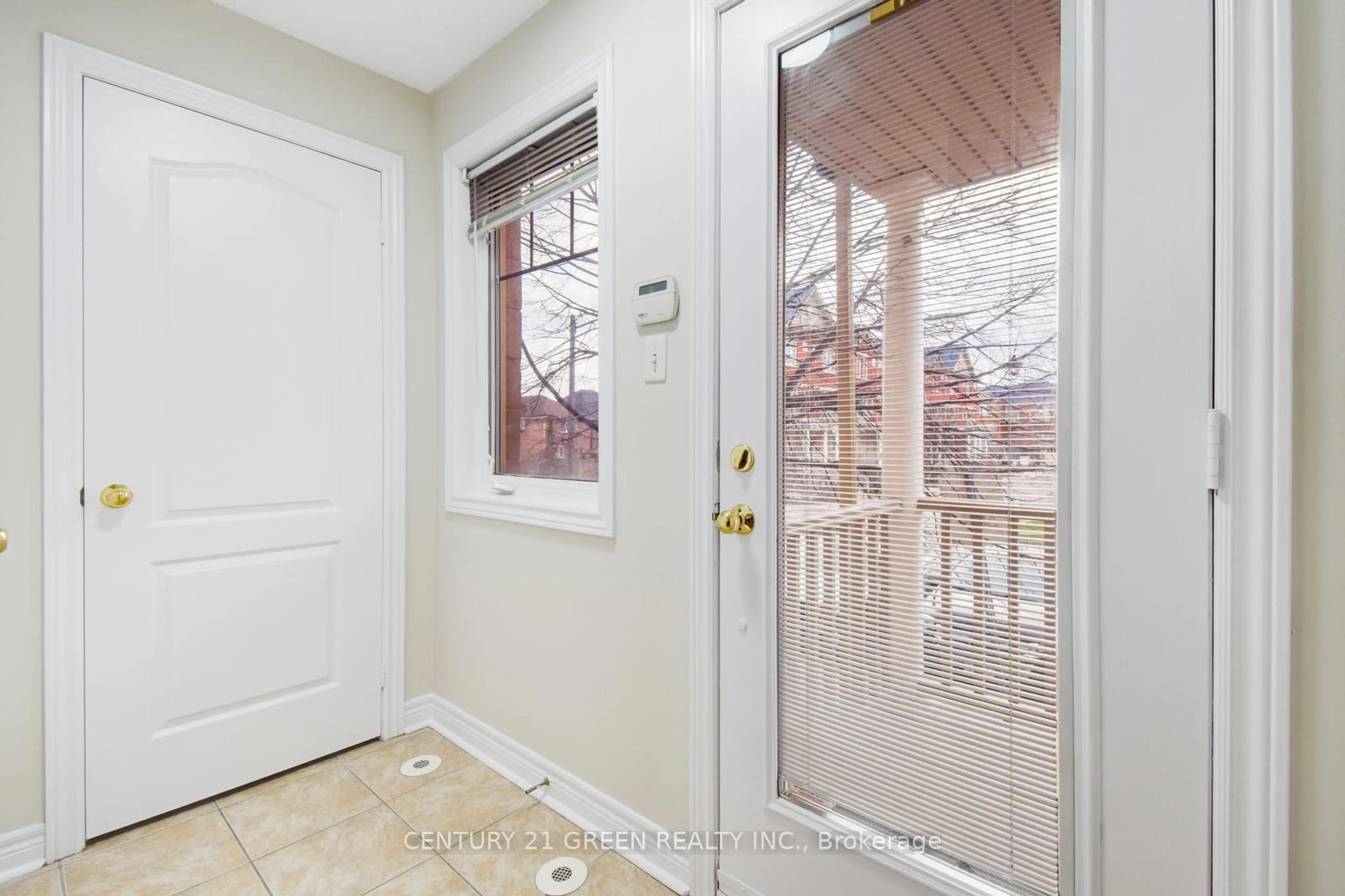 Indoor entryway for 5050 Intrepid Dr #6, Mississauga Ontario L5M 0E5