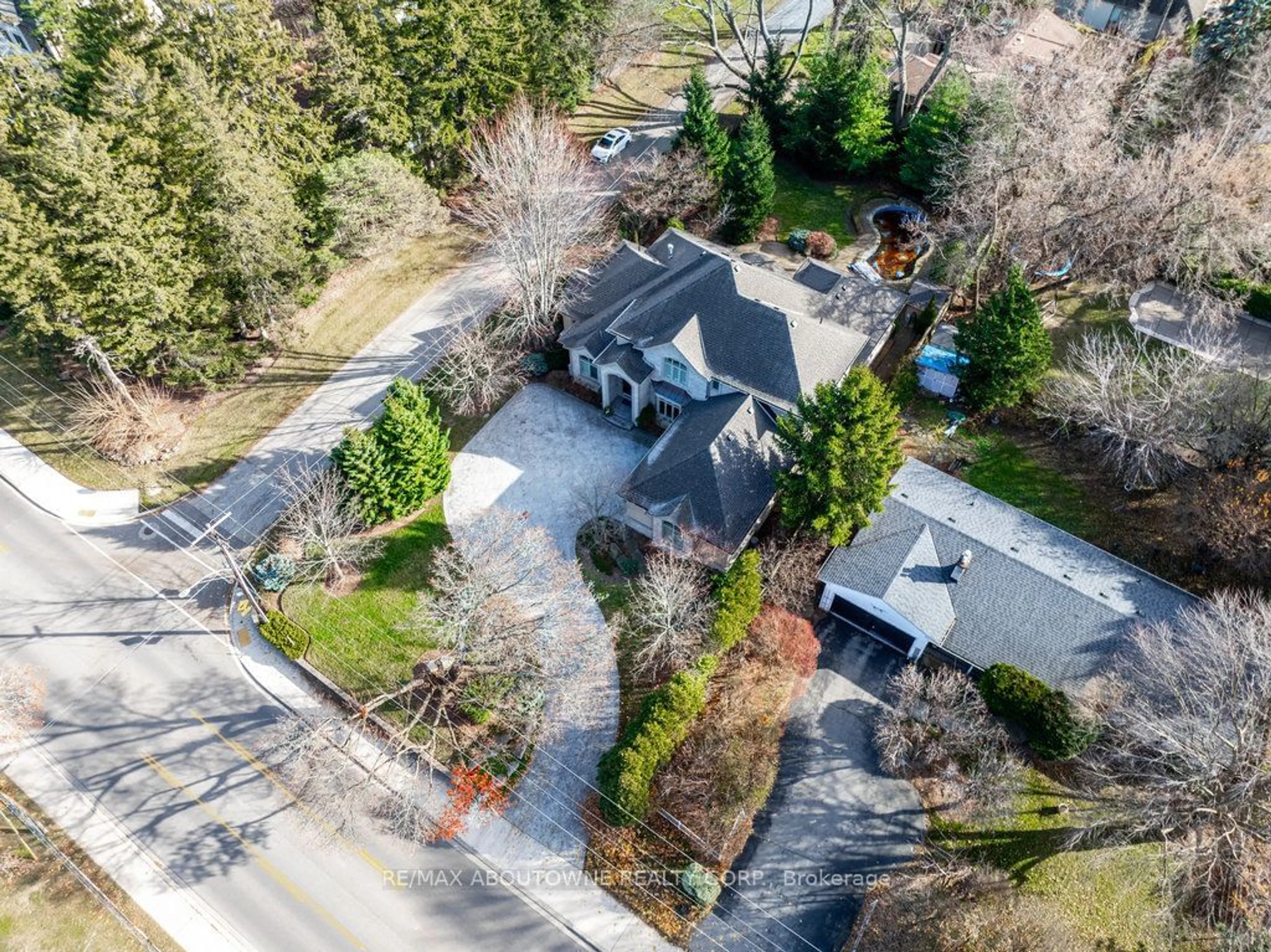 A pic from outside/outdoor area/front of a property/back of a property/a pic from drone, street for 4318 LAKESHORE Rd, Burlington Ontario L7L 1A8