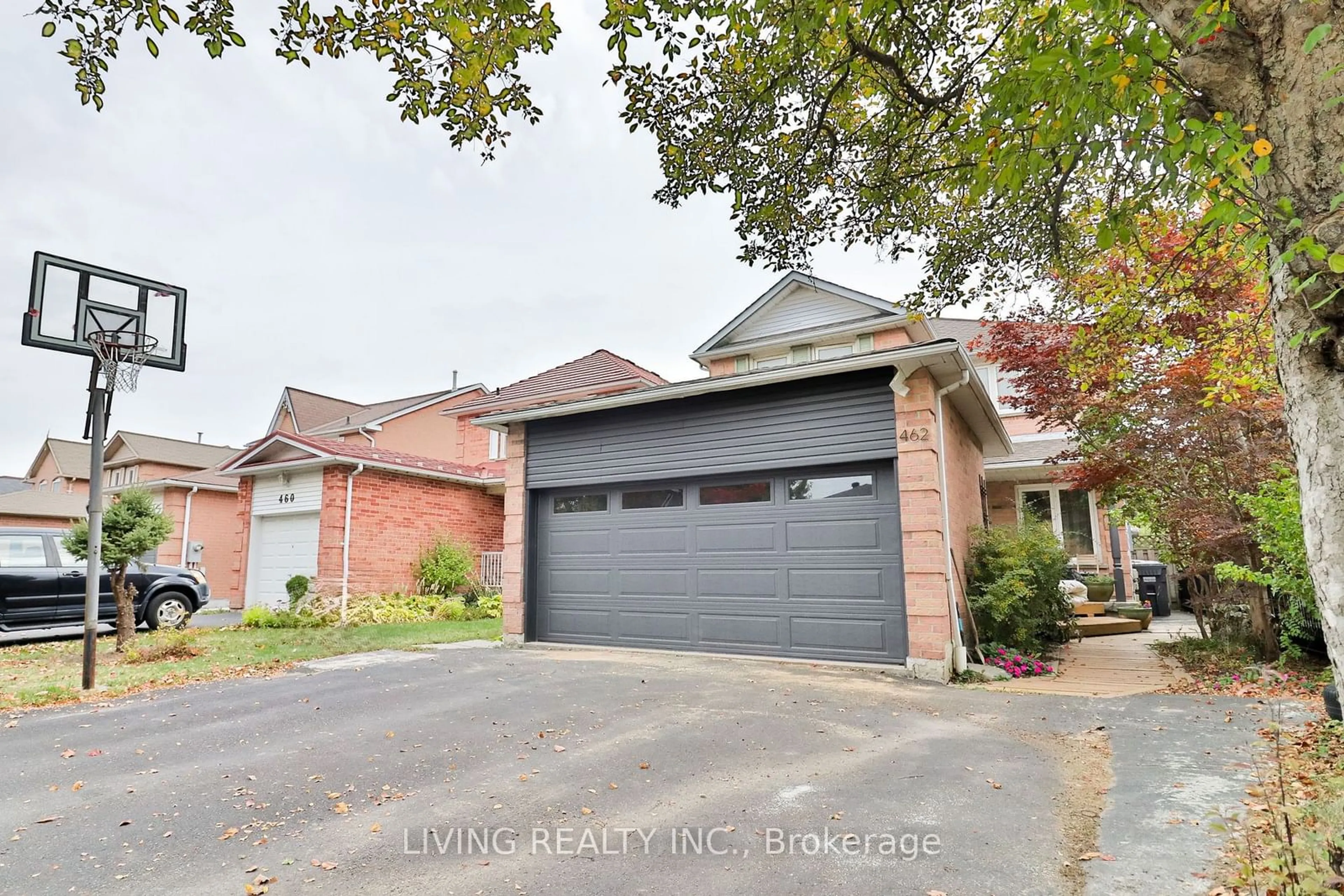 Home with brick exterior material, street for 462 Luzon Cres, Mississauga Ontario L5B 3W9