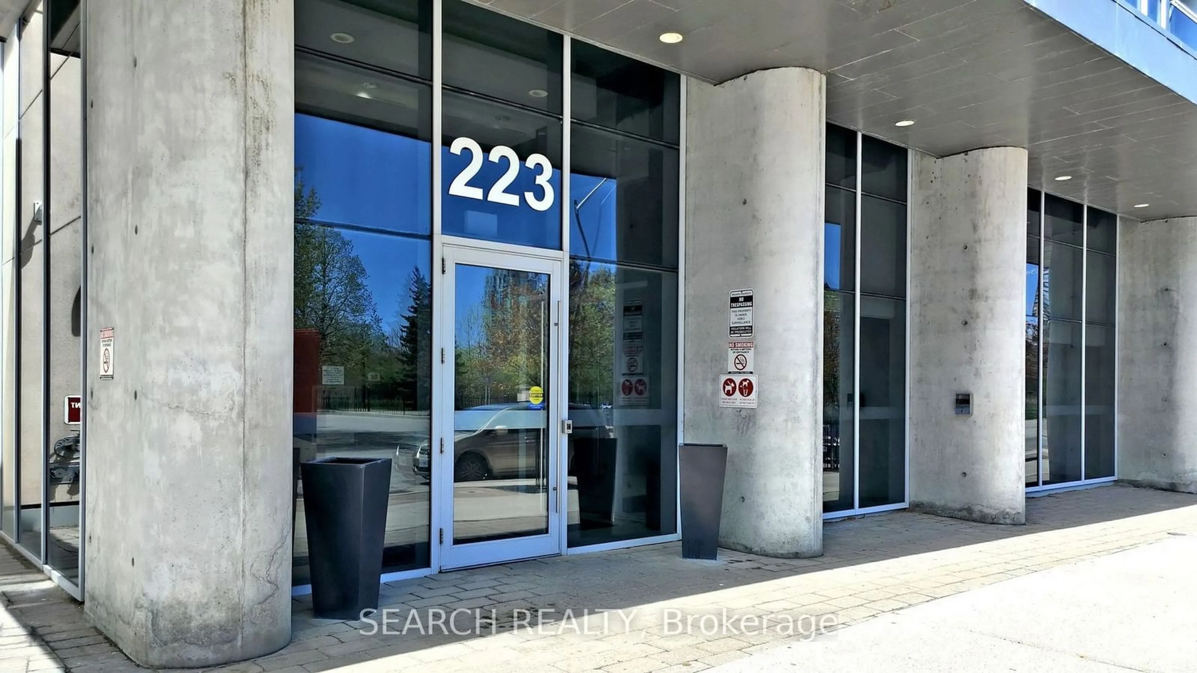 Indoor foyer for 223 Webb Dr #2906, Mississauga Ontario L5B 0E8