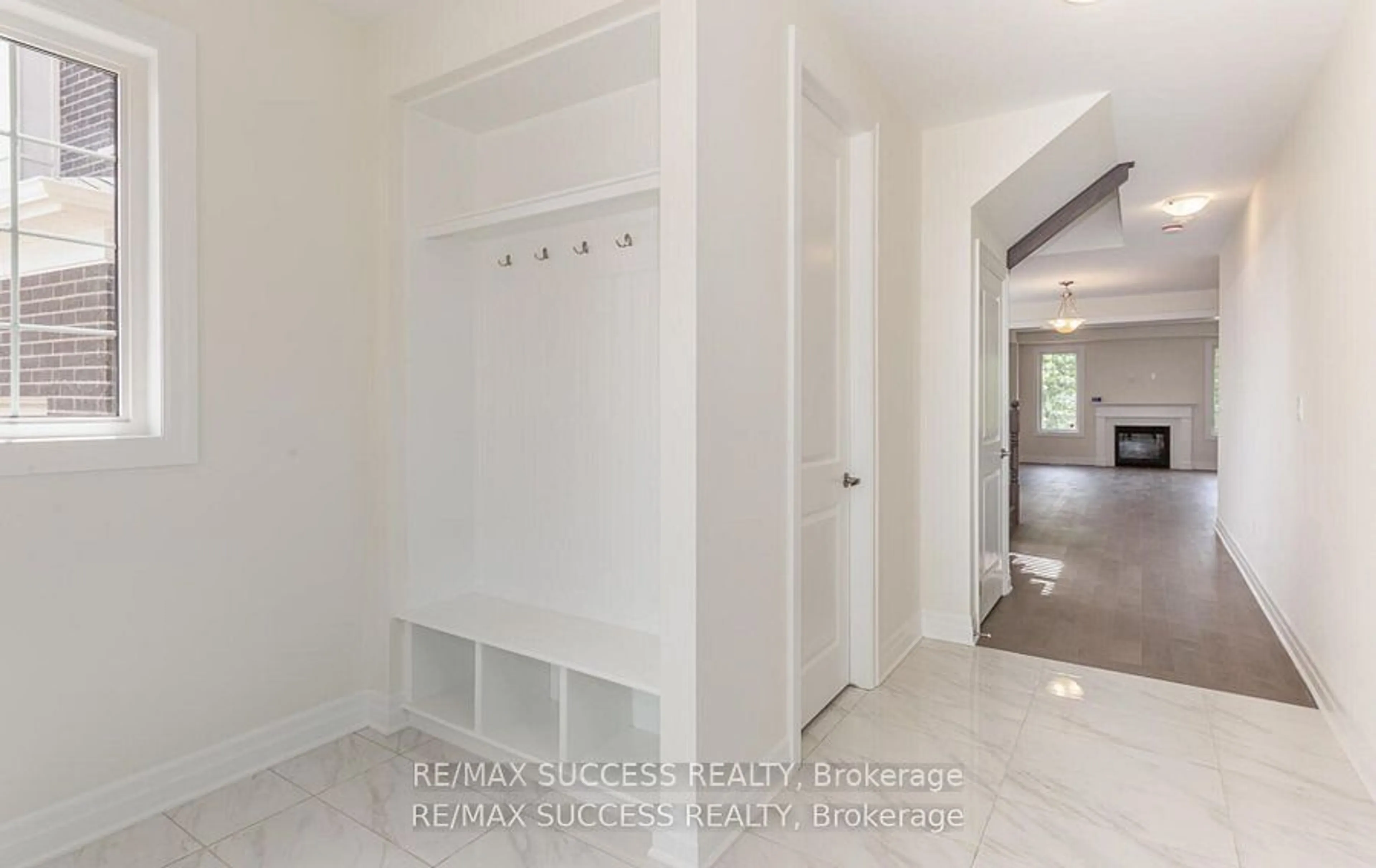 Indoor entryway for 588 Queen Mary Dr, Brampton Ontario L7A 5H5