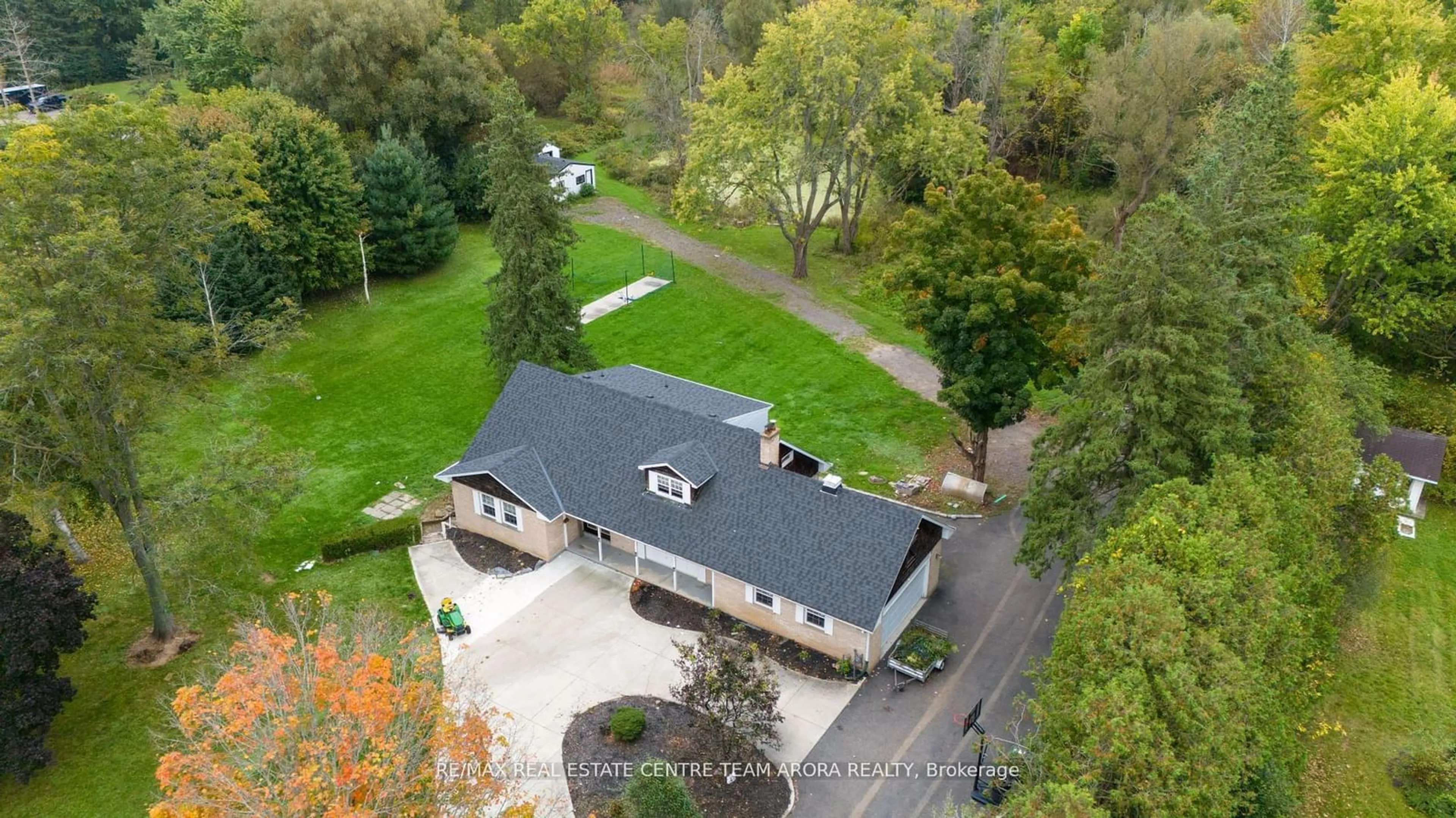 A pic from outside/outdoor area/front of a property/back of a property/a pic from drone, unknown for 8472 Creditview Rd, Brampton Ontario L6Y 0G4