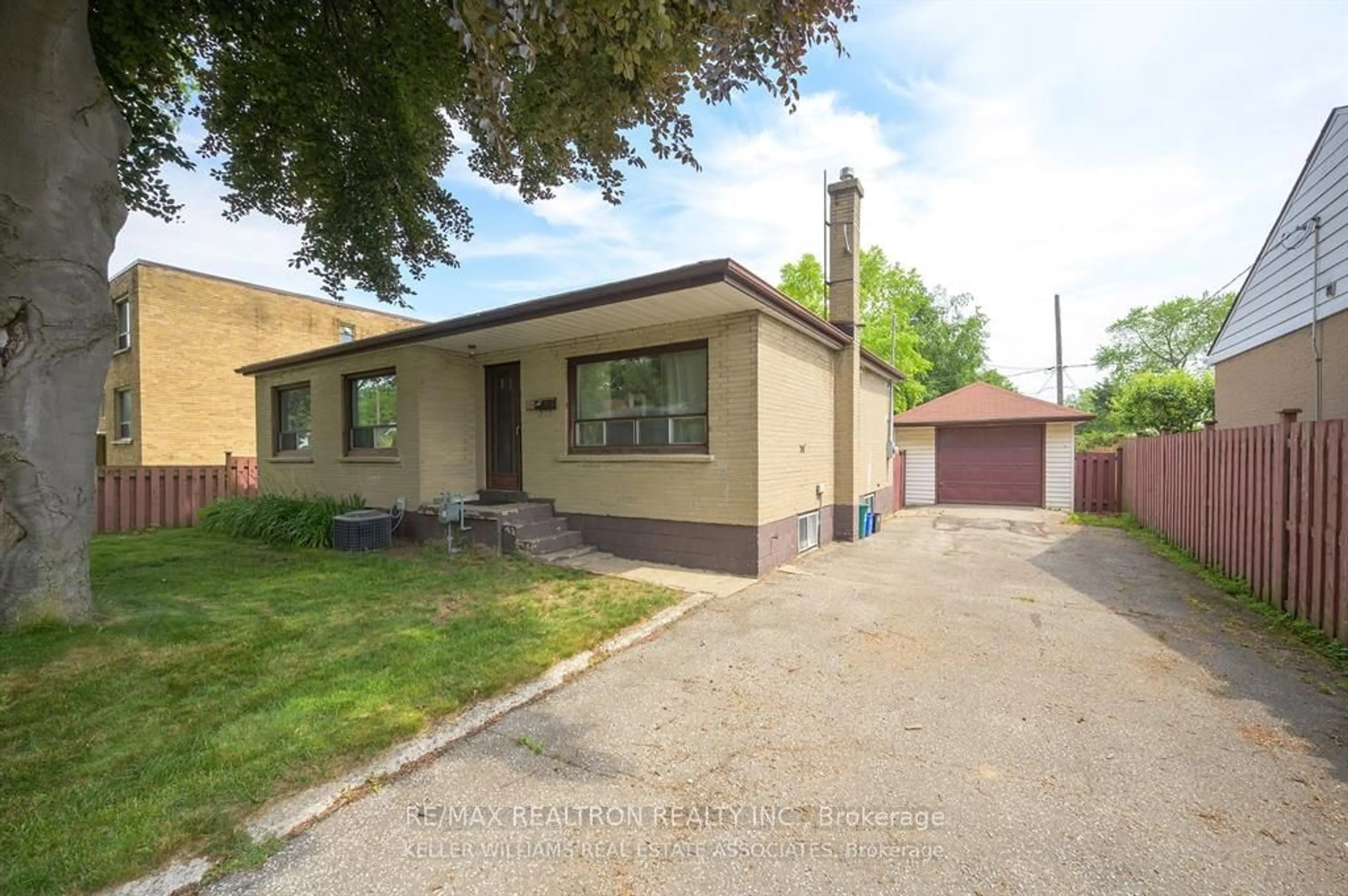 A pic from outside/outdoor area/front of a property/back of a property/a pic from drone, street for 163 Maurice Dr, Oakville Ontario L6K 2W8