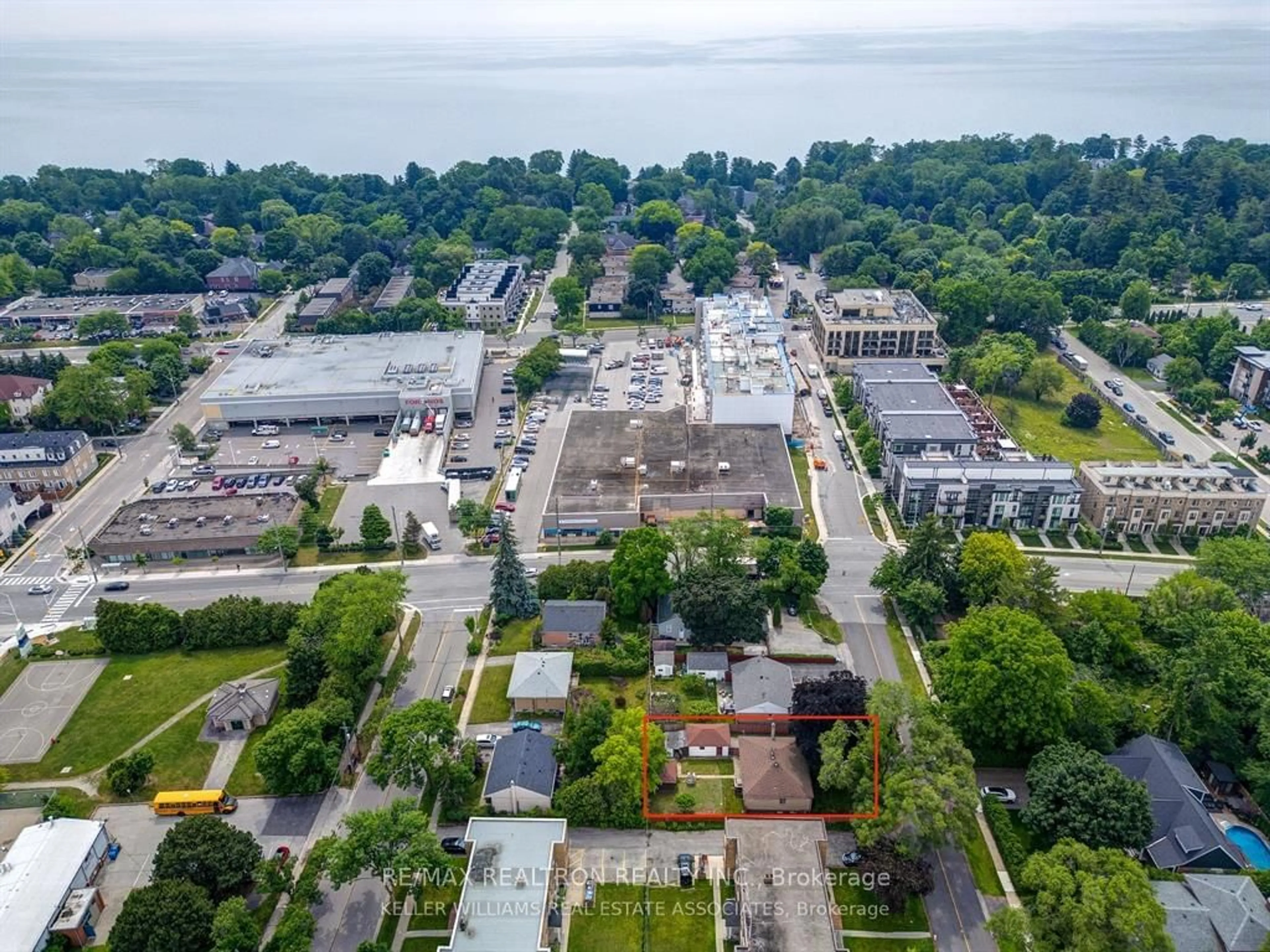 A pic from outside/outdoor area/front of a property/back of a property/a pic from drone, unknown for 163 Maurice Dr, Oakville Ontario L6K 2W8