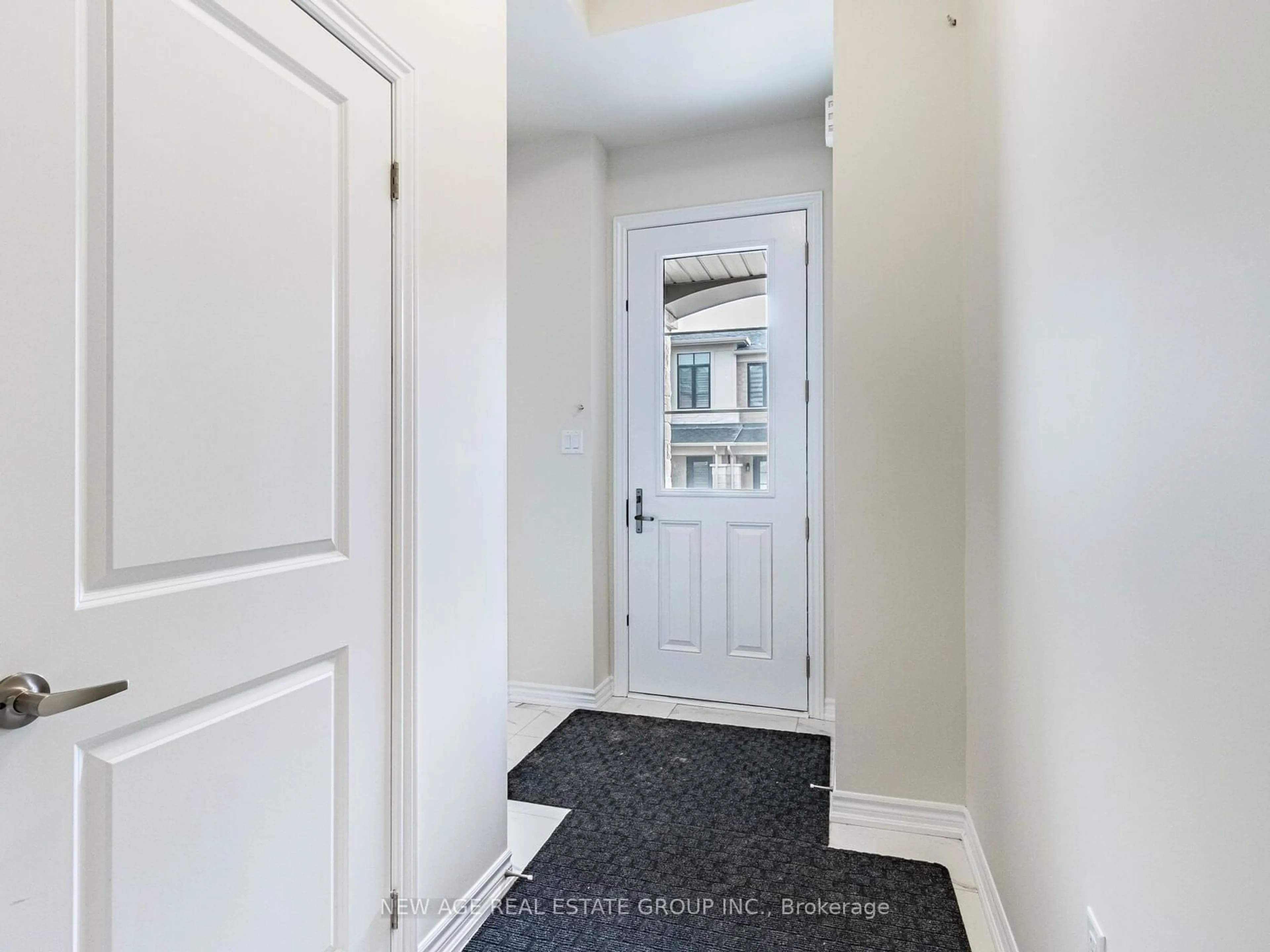 Indoor entryway for 1419 Oakmont Common, Burlington Ontario L7P 0V8