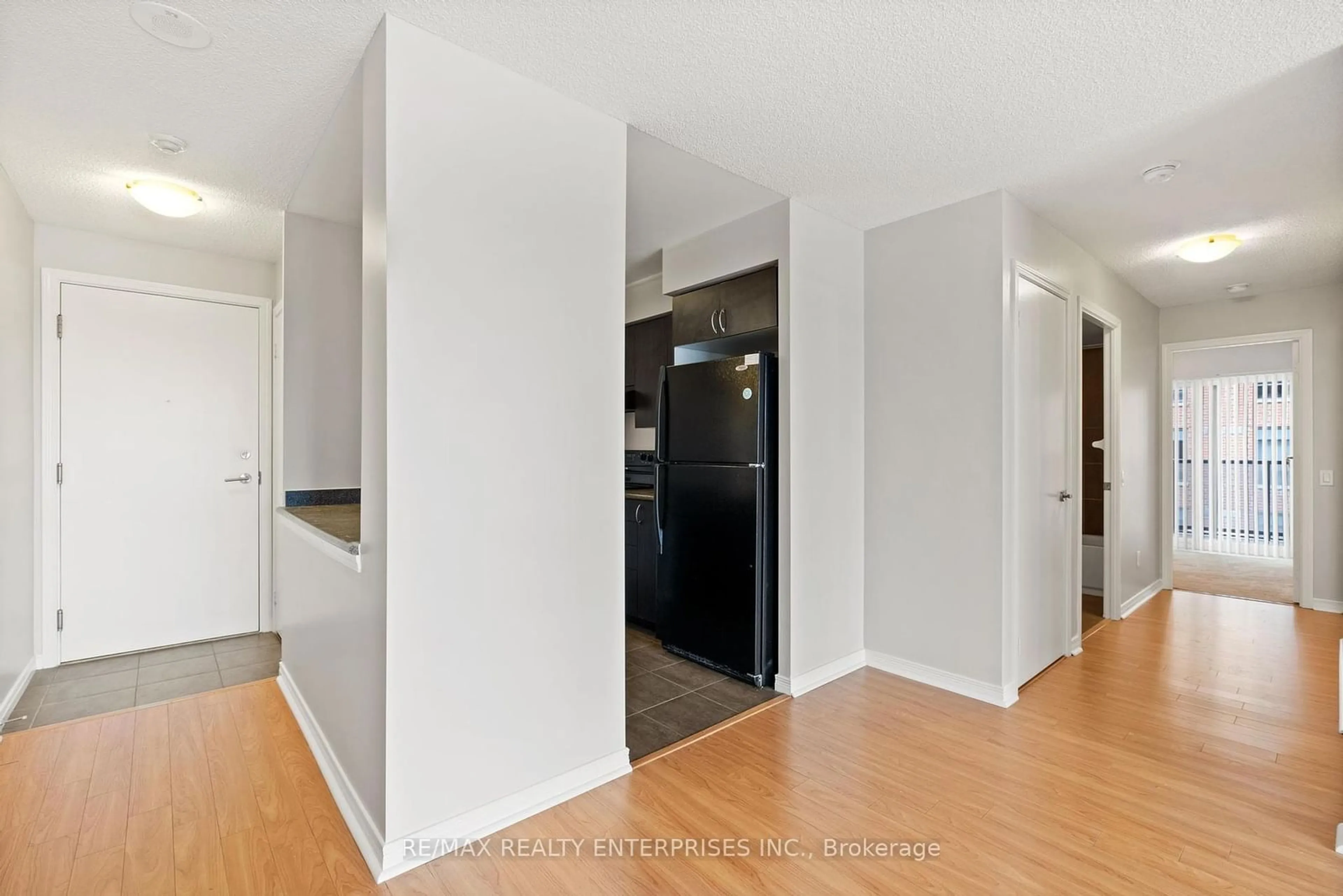 Indoor entryway for 61 Heintzman St #1210, Toronto Ontario M6P 5A2