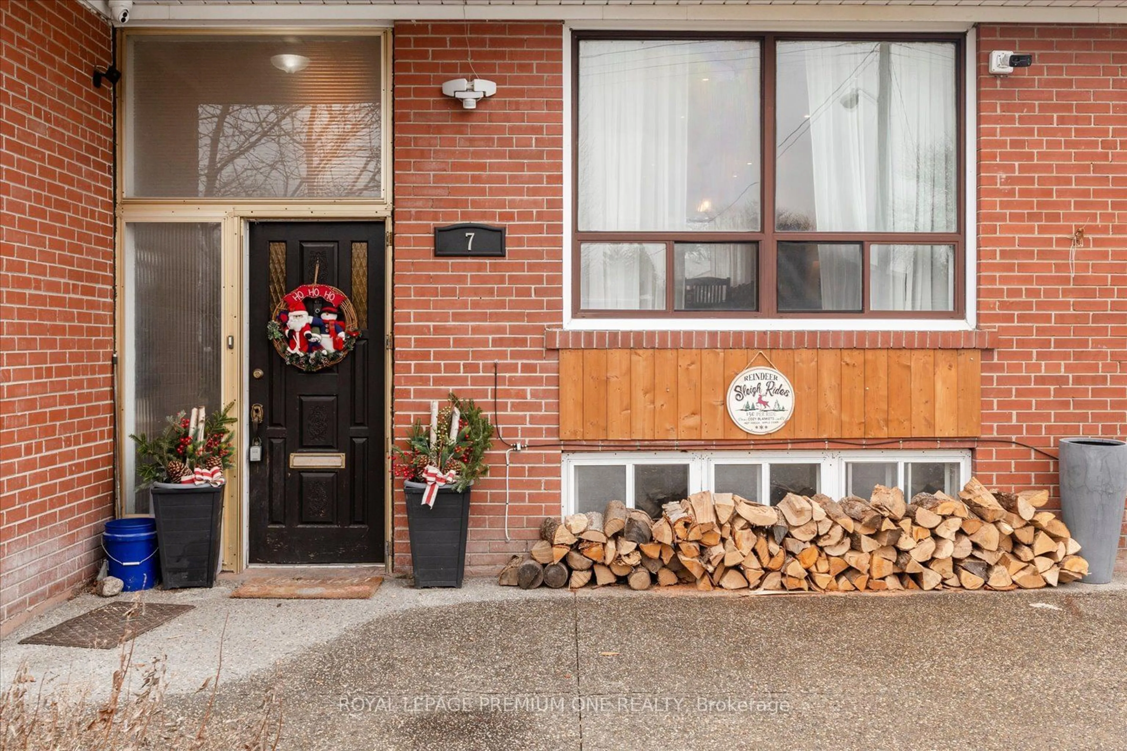 Indoor entryway for 7 North Heights Rd, Toronto Ontario M9B 2T2