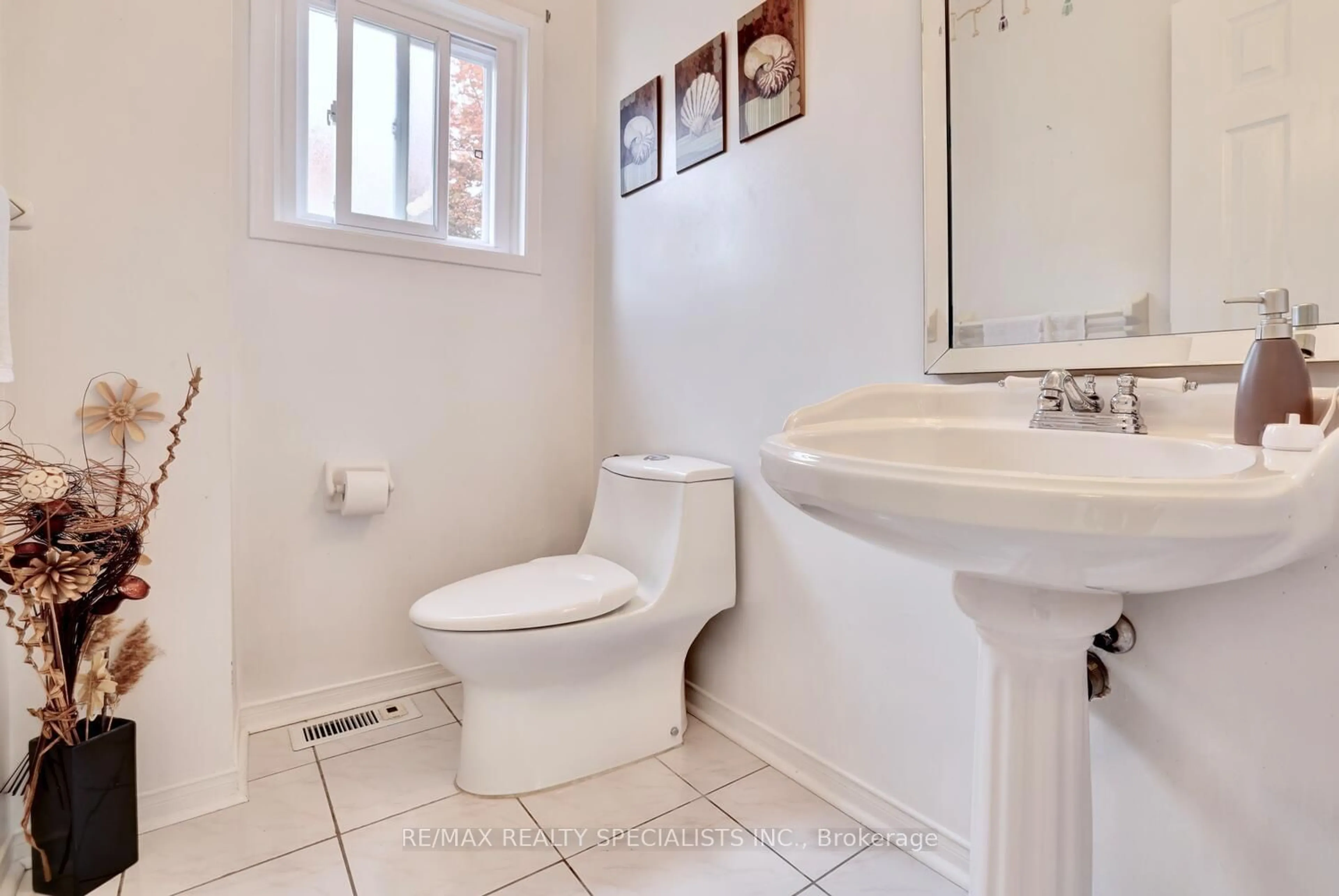 Standard bathroom, ceramic/tile floor for 5507 Flatford Rd, Mississauga Ontario L5V 1Y5