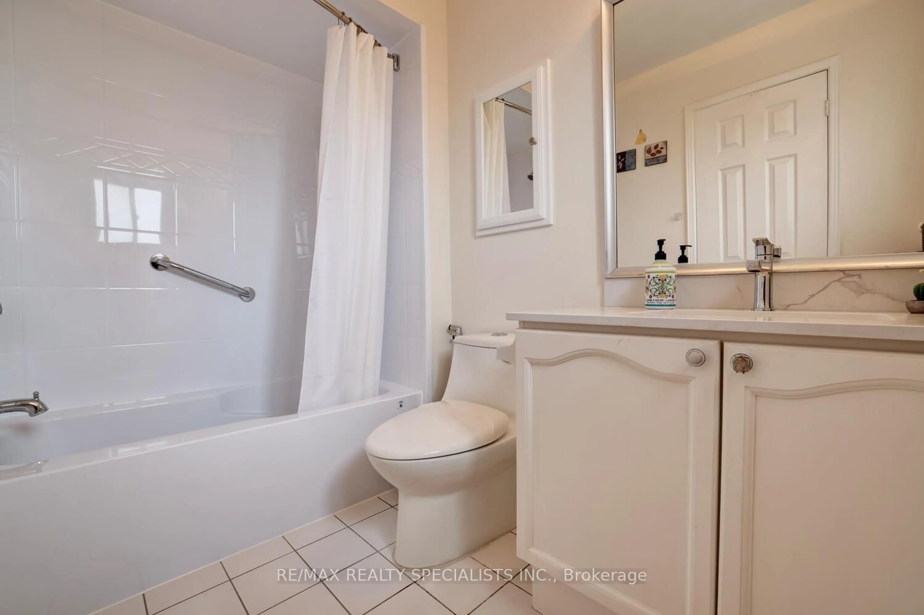 Standard bathroom, ceramic/tile floor for 5507 Flatford Rd, Mississauga Ontario L5V 1Y5