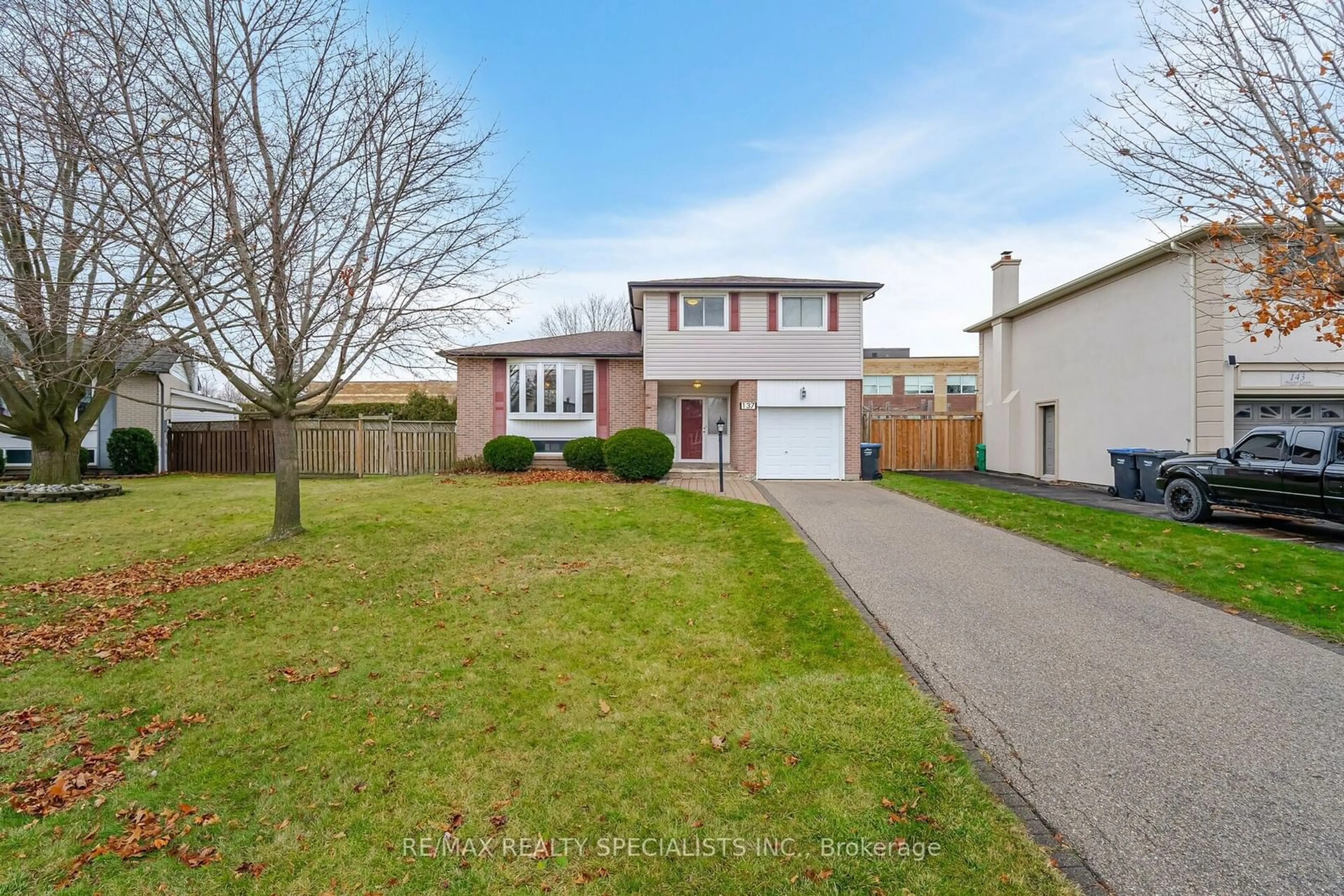 A pic from outside/outdoor area/front of a property/back of a property/a pic from drone, street for 137 Beaver Crt, Caledon Ontario L7E 3W6