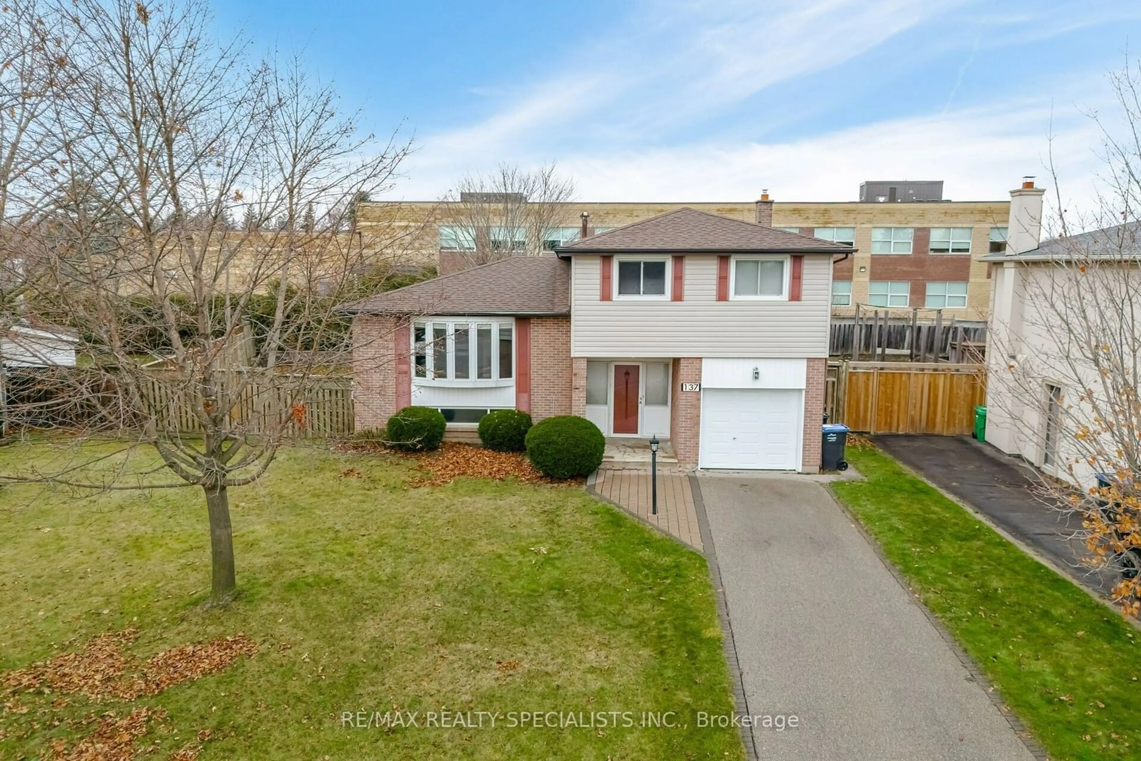 A pic from outside/outdoor area/front of a property/back of a property/a pic from drone, street for 137 Beaver Crt, Caledon Ontario L7E 3W6