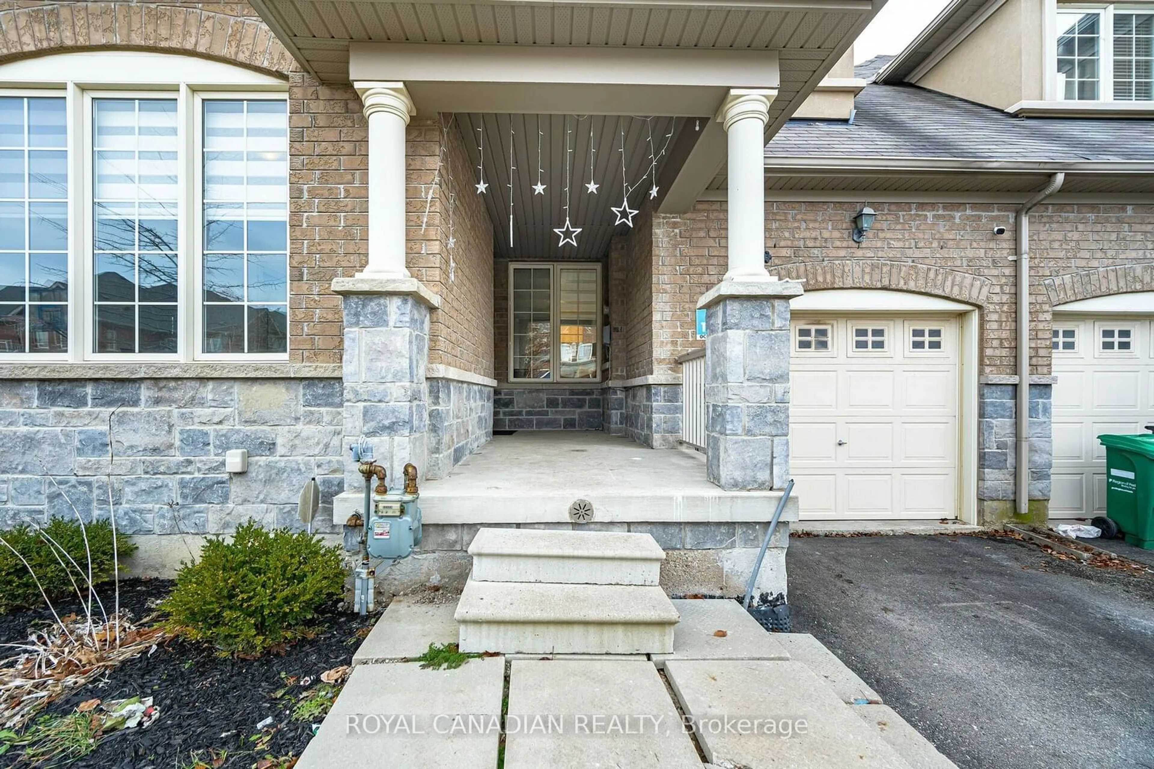 Indoor entryway for 130 Naperton Dr, Brampton Ontario L6R 3N5