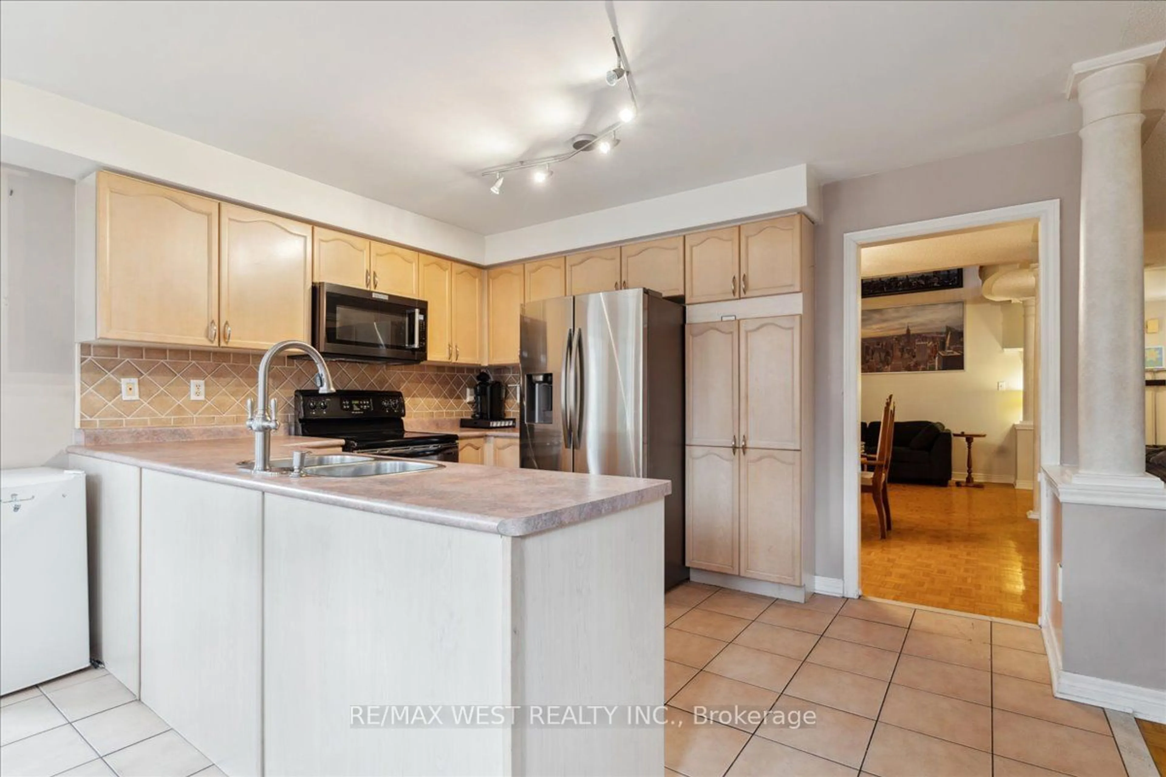 Open concept kitchen, ceramic/tile floor for 11 Sheardown Tr, Caledon Ontario L7E 1Y5