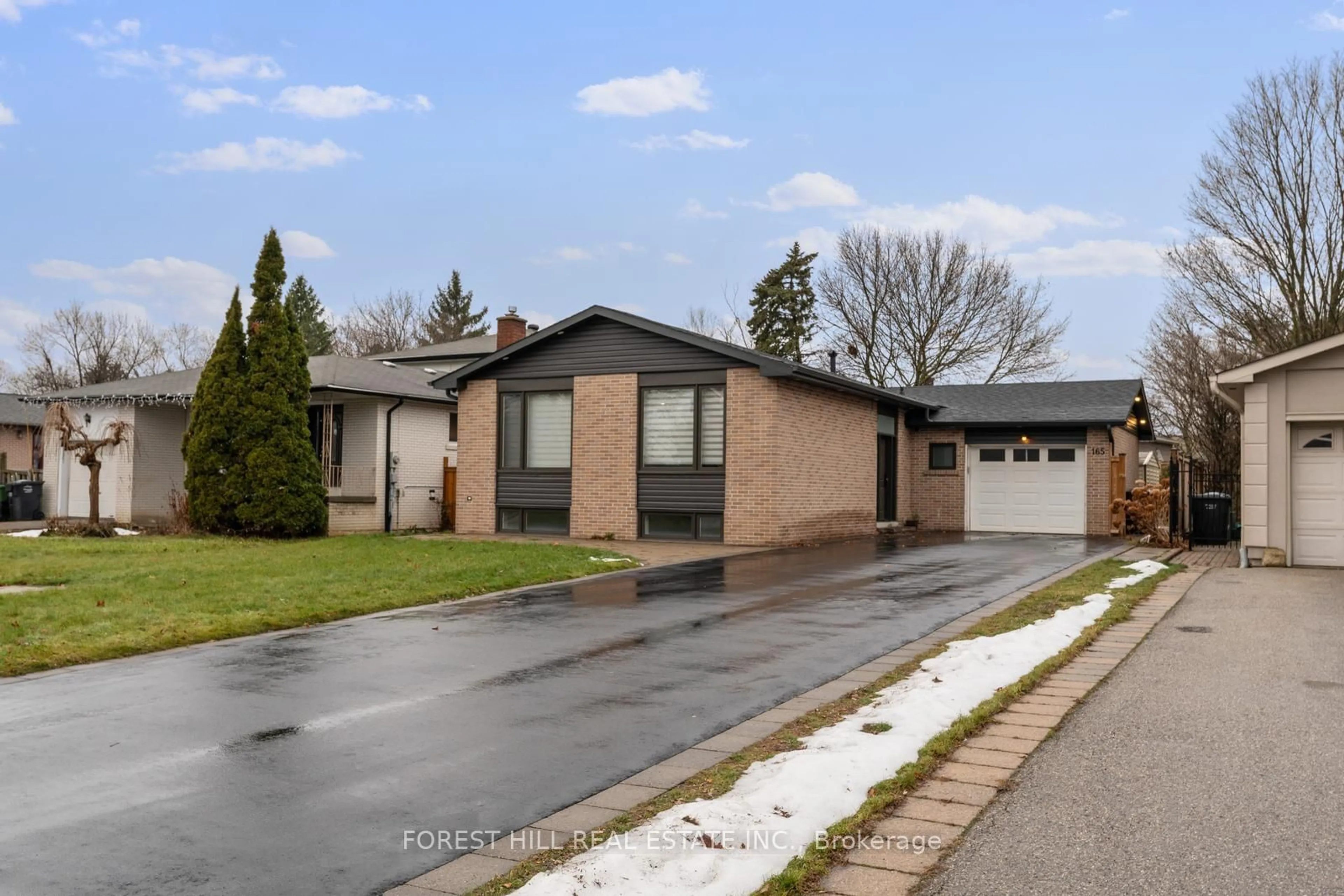 Home with brick exterior material, street for 165 Kingsview Dr, Caledon Ontario L7E 3W8