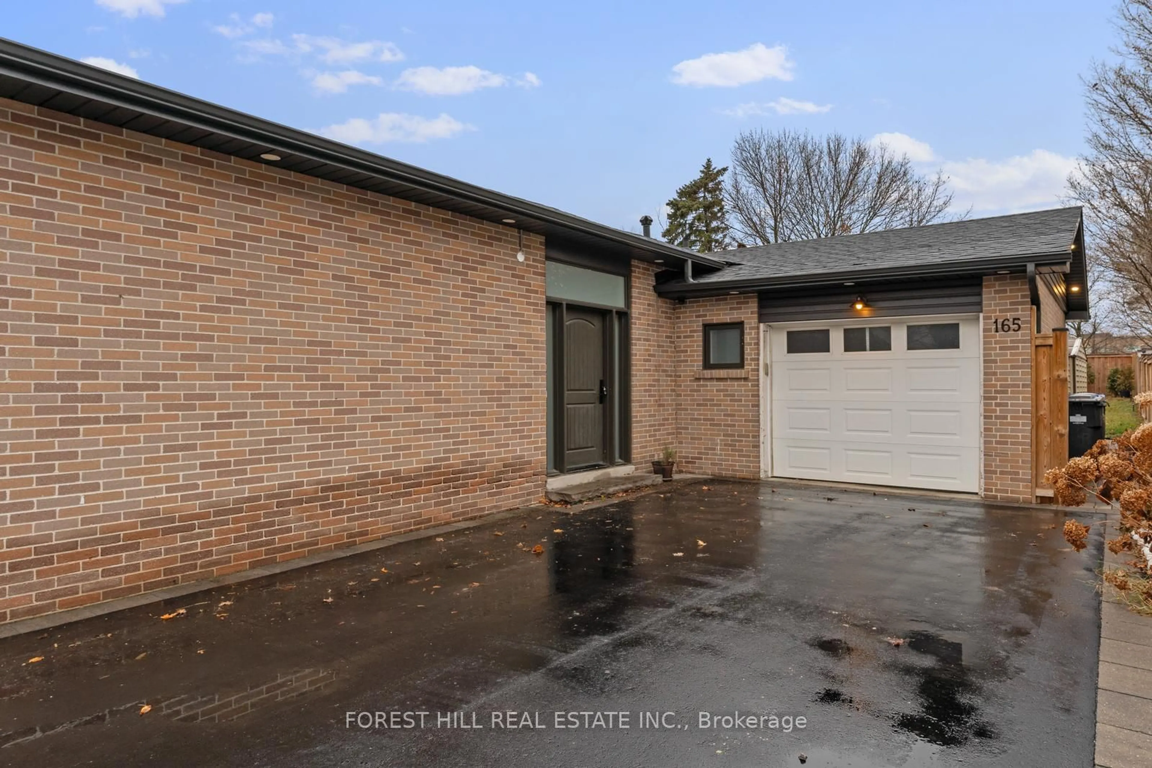 Home with brick exterior material, street for 165 Kingsview Dr, Caledon Ontario L7E 3W8