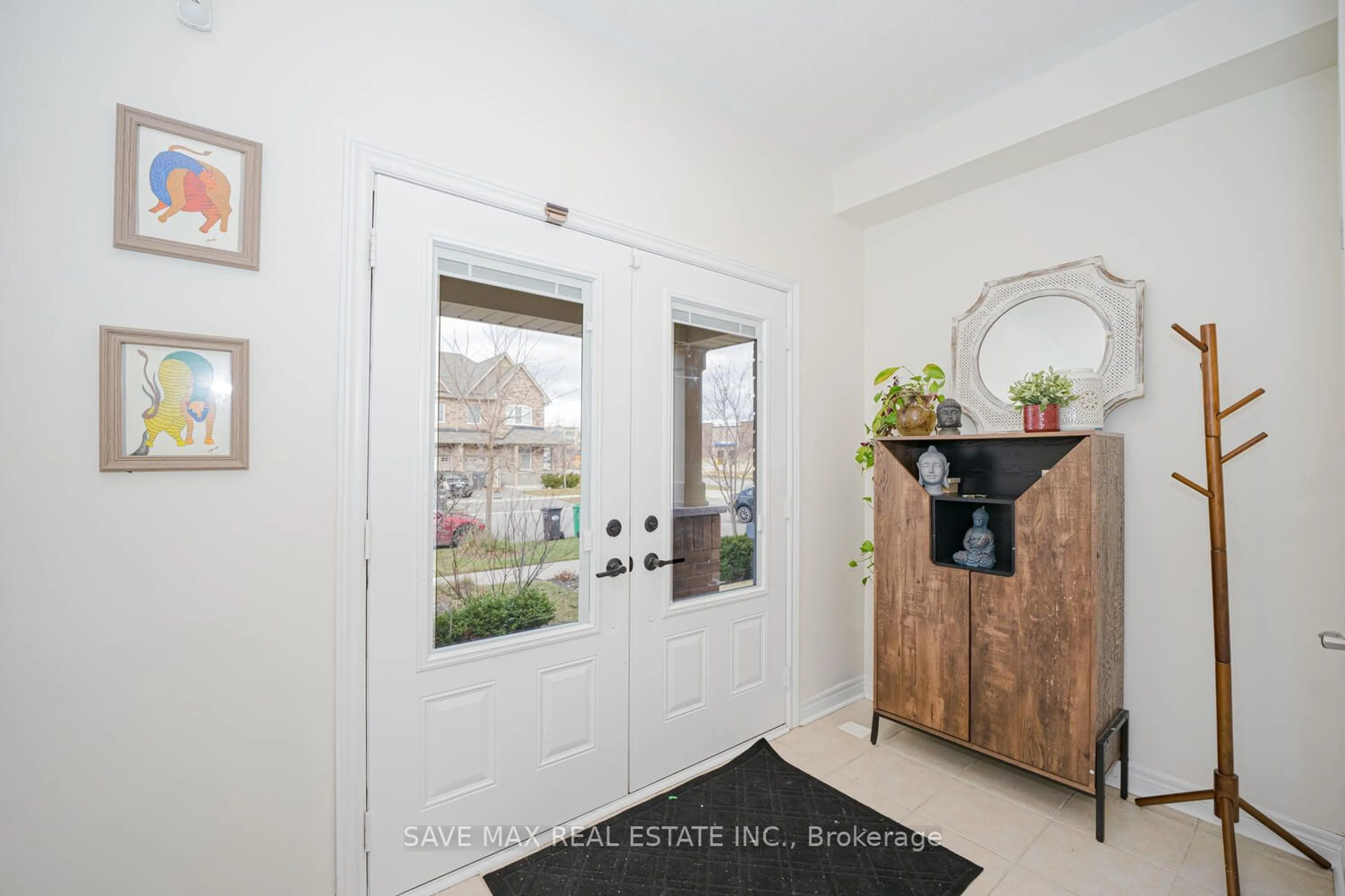 Indoor entryway for 61 EDINBURGH Dr, Brampton Ontario L6Y 6A6