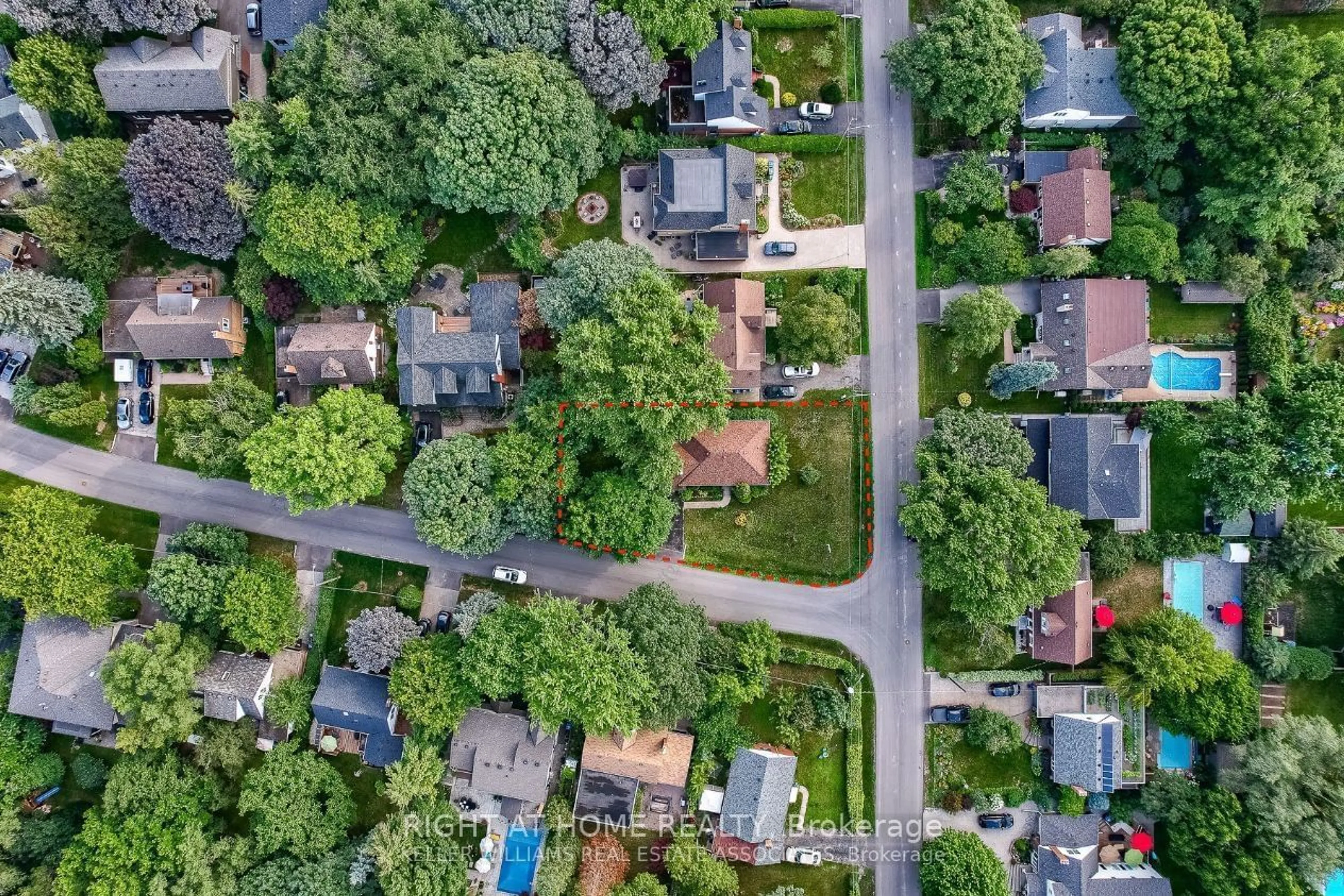 A pic from outside/outdoor area/front of a property/back of a property/a pic from drone, street for 2082 Snow Cres, Mississauga Ontario L4Y 1T4