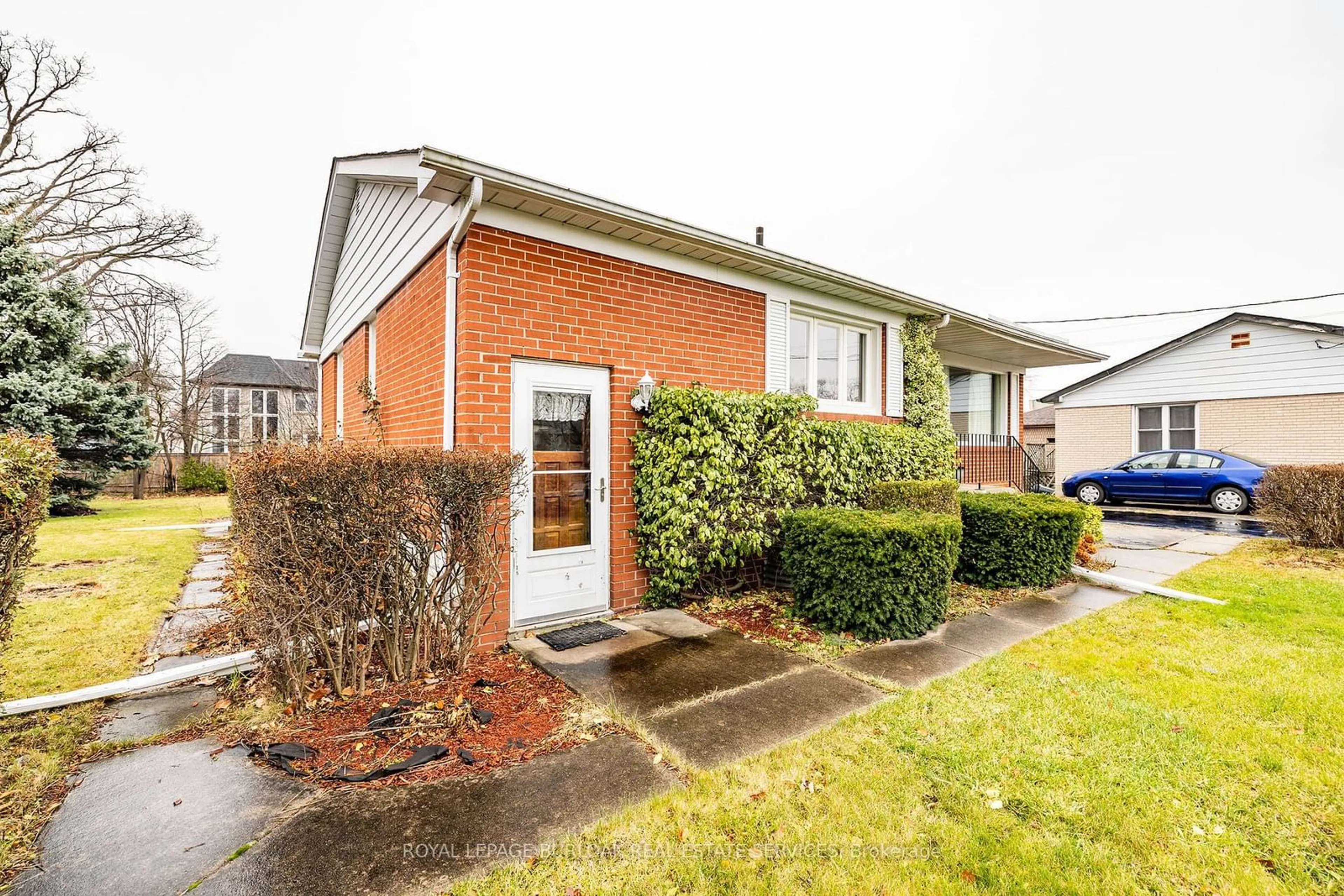 Home with brick exterior material, street for 382 Tamarack Circ, Oakville Ontario L6K 2M9