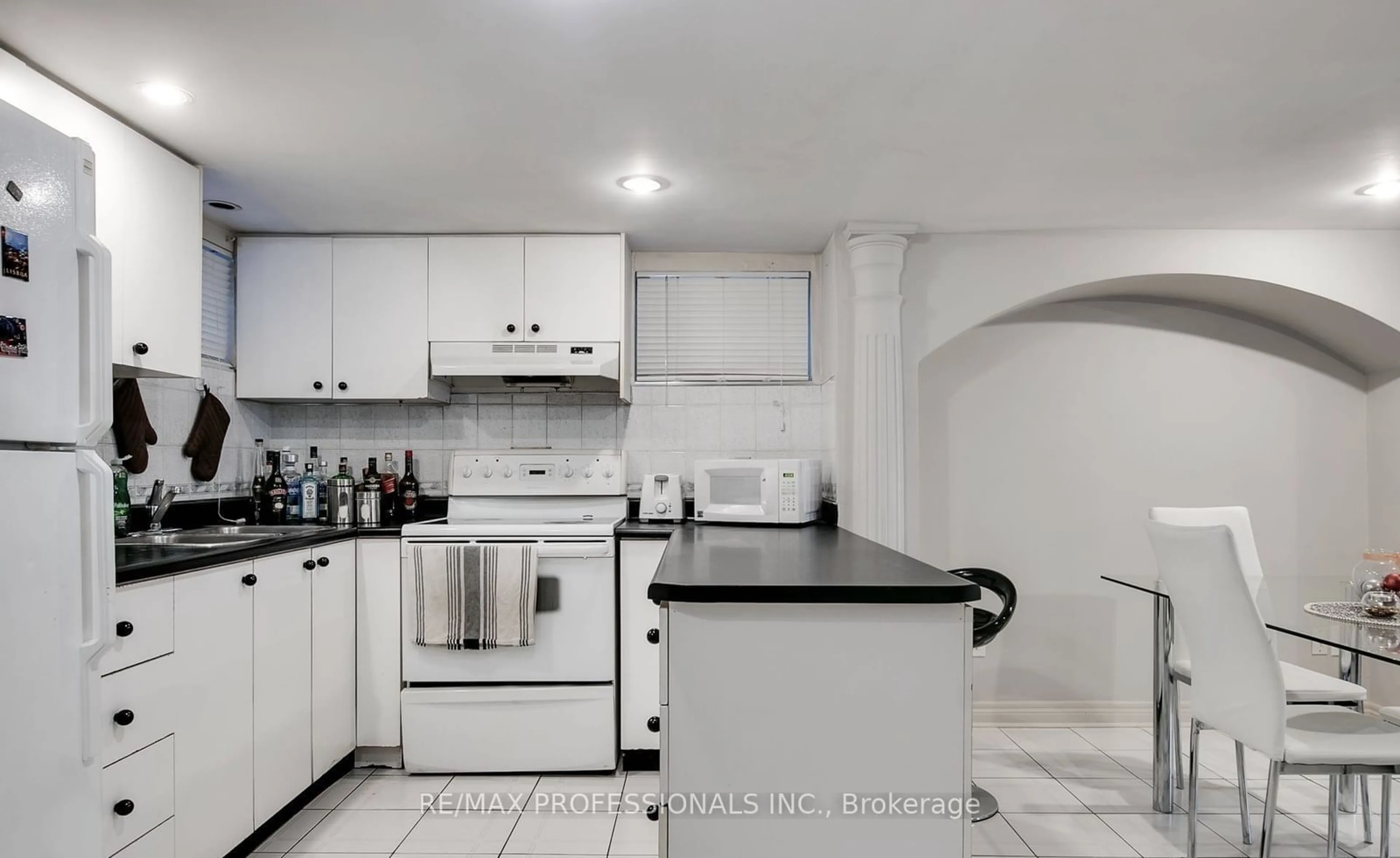 Standard kitchen, ceramic/tile floor for 176 Rosemount Ave, Toronto Ontario M6H 2M9