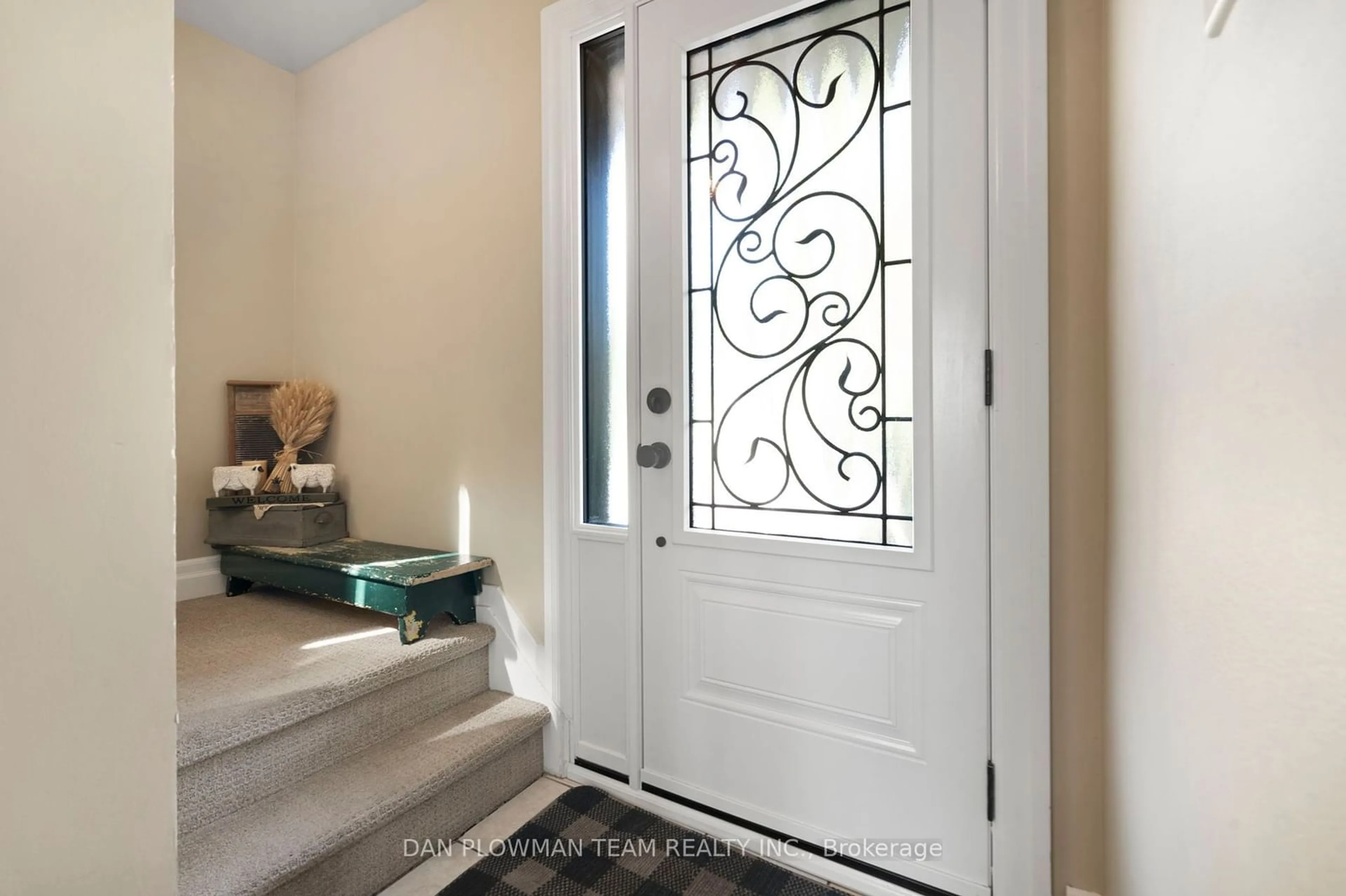 Indoor entryway for 24 Belleview Dr, Orangeville Ontario L9W 1M3