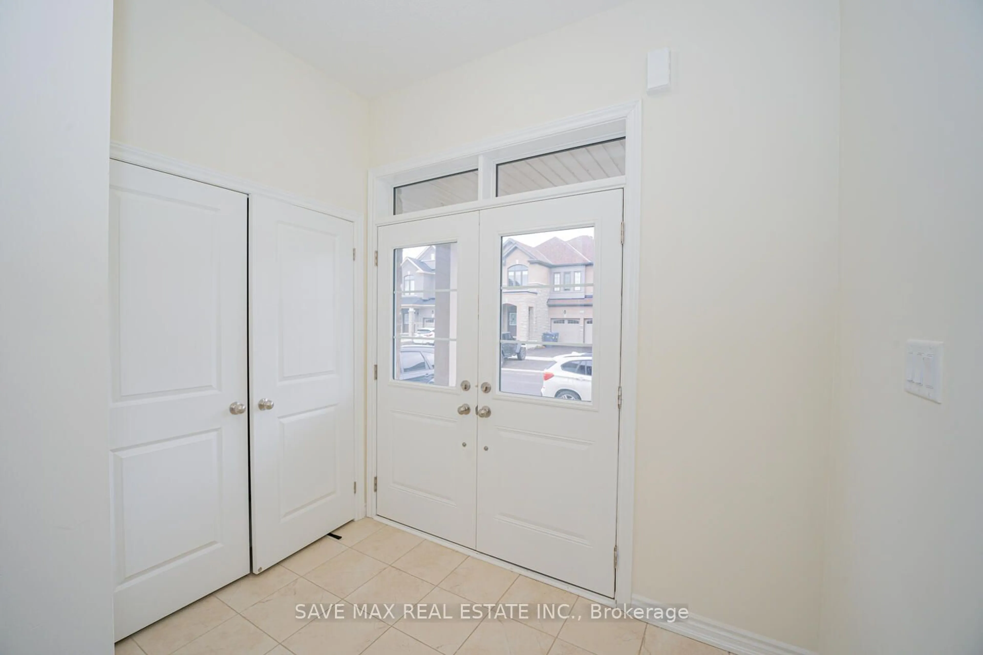 Indoor entryway for 46 Eastman Dr, Brampton Ontario L6X 5S5