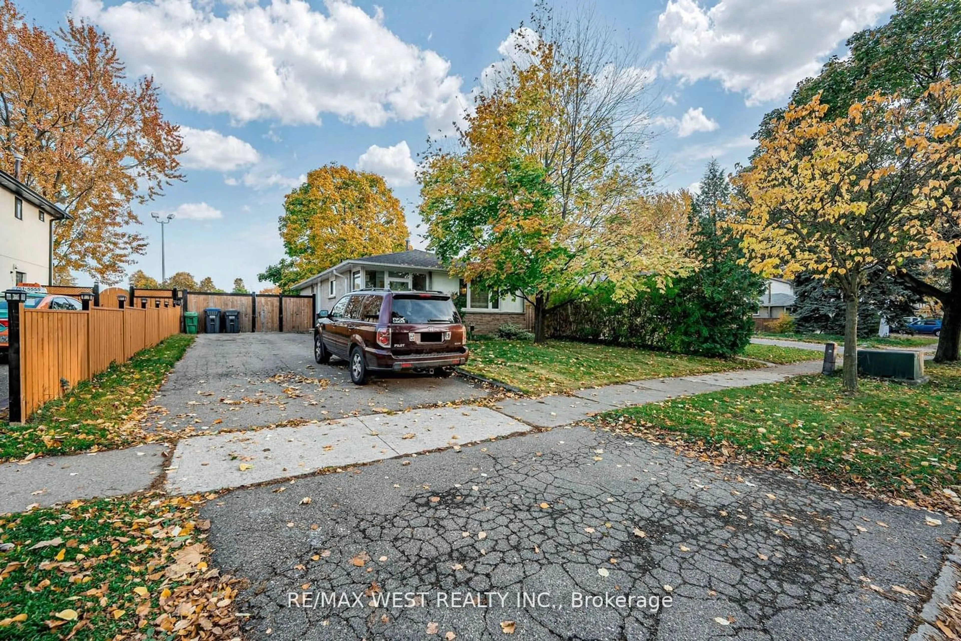 A pic from outside/outdoor area/front of a property/back of a property/a pic from drone, street for 33 Herkley Dr, Brampton Ontario L6V 2E7